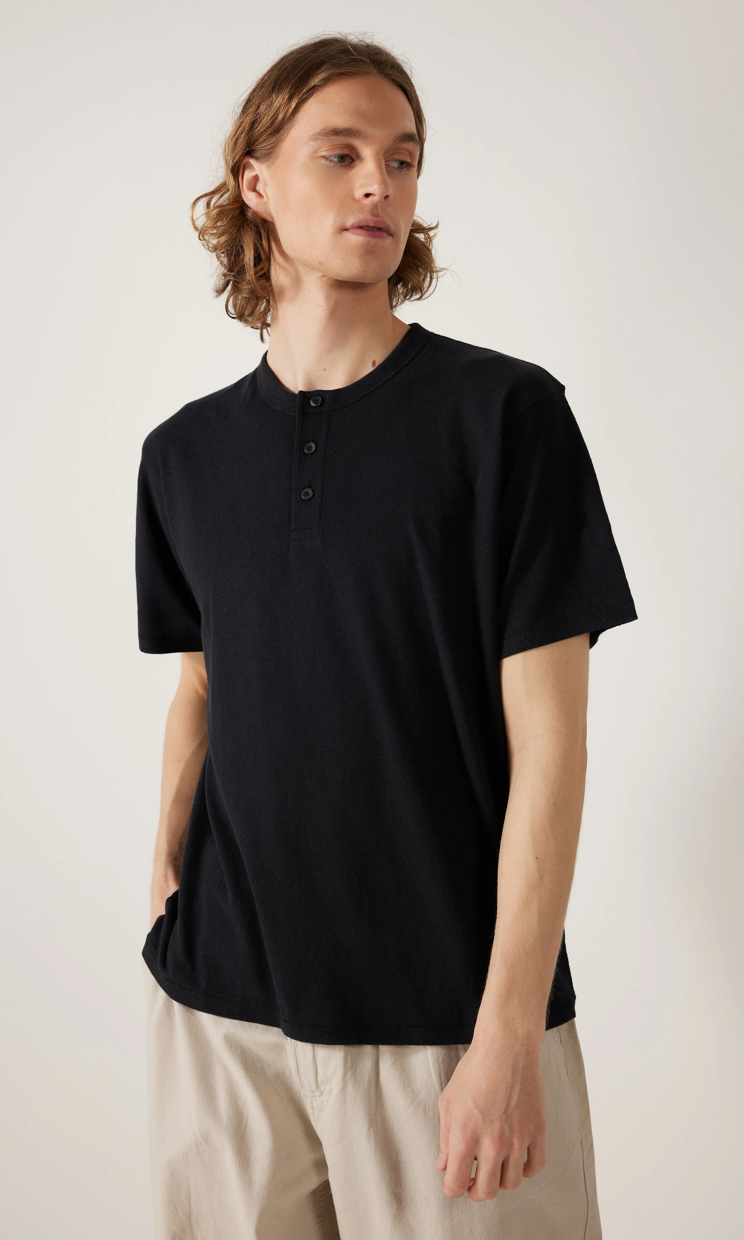 Linen Henley T-Paita. Front. Model.