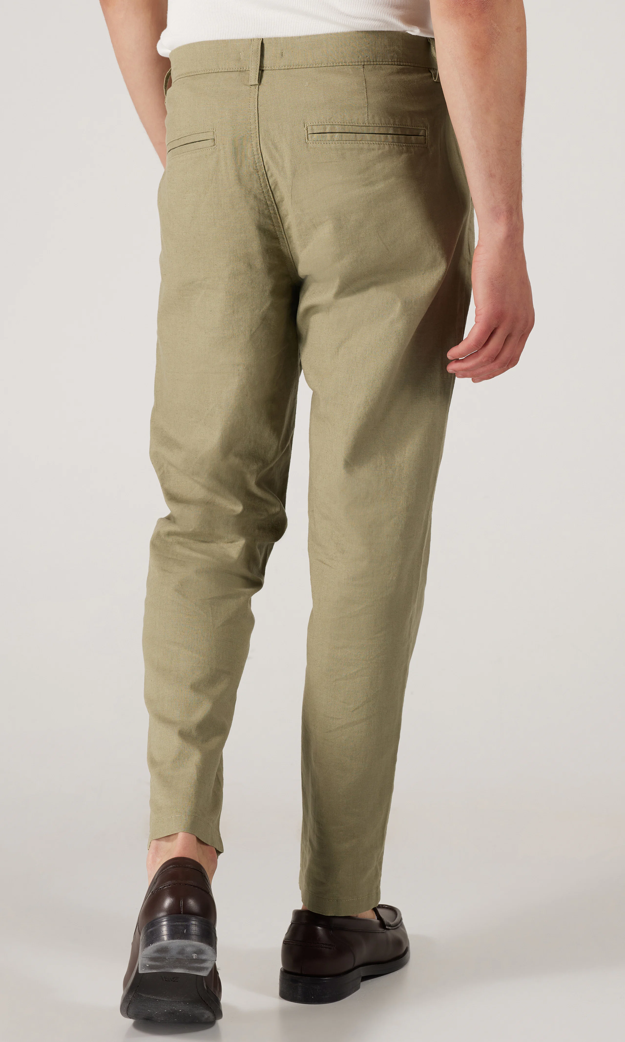 Linen Pellavachinot. Back. Model.