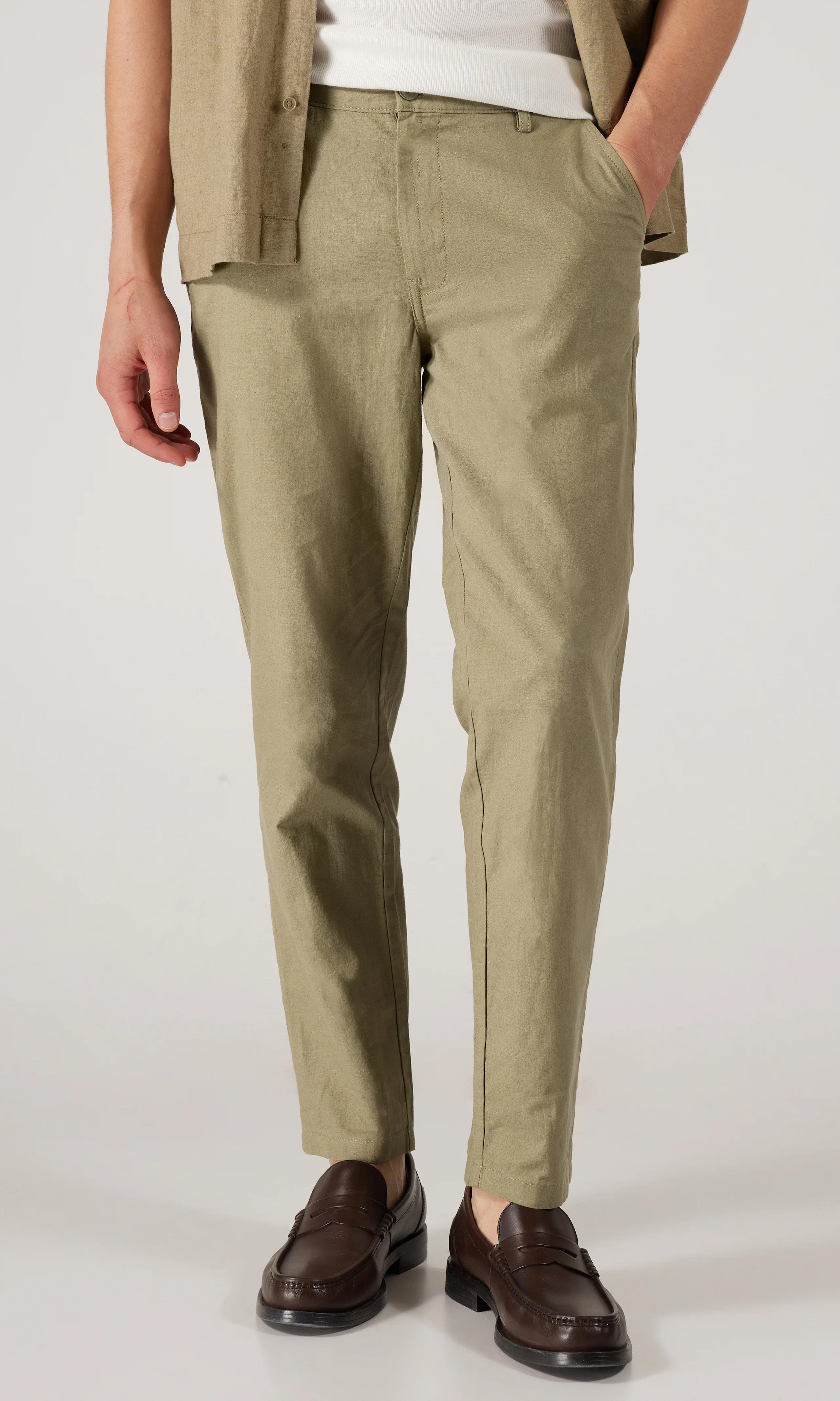Linen Pellavachinot. Front. Model.
