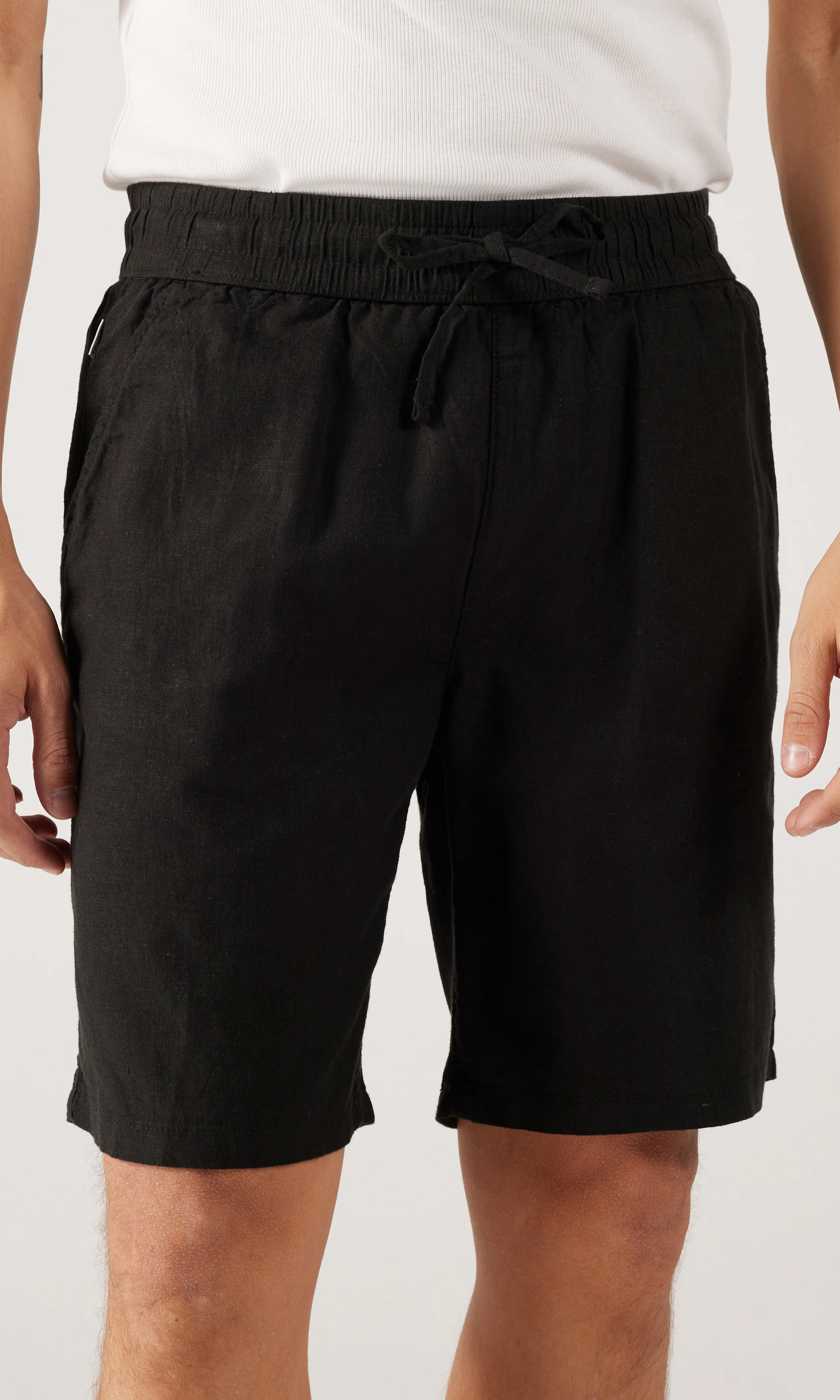 Caico Linshorts. Front. Model.