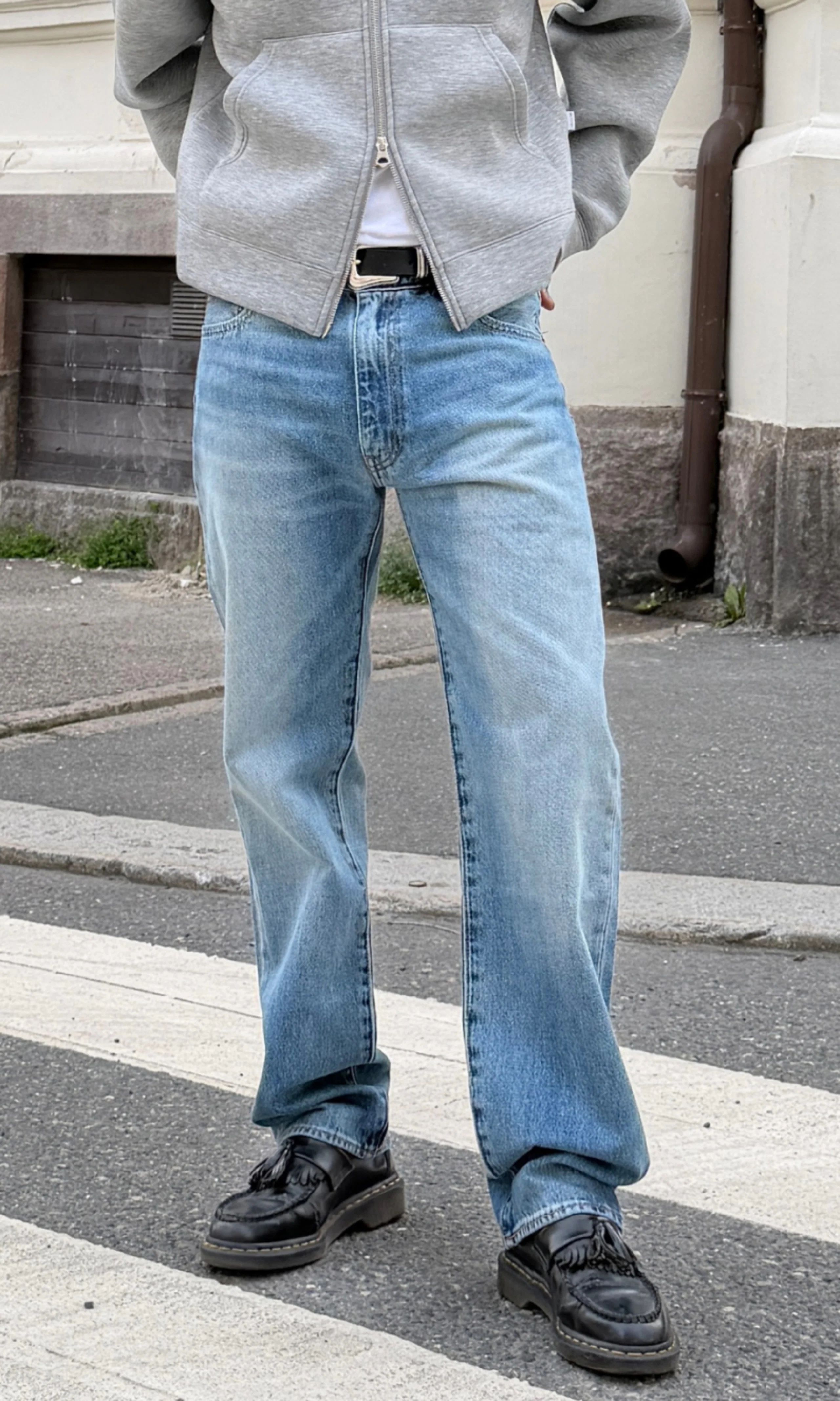 555™ Relaxed Straight Farkut Pellavasekoitetta. Front. Model.