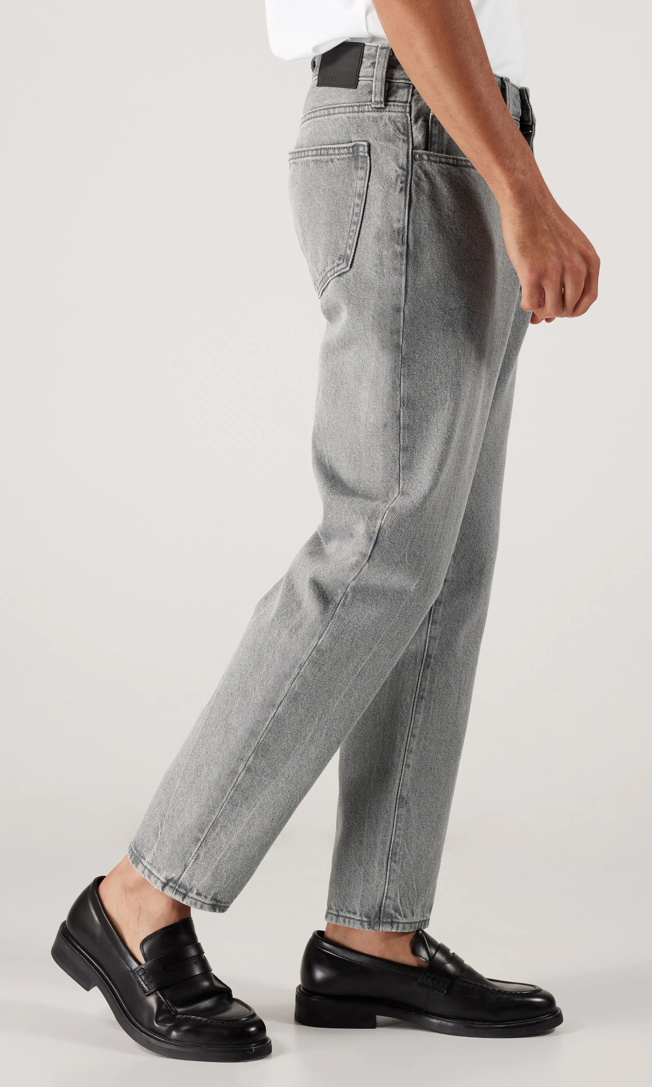 Tapered Jeans. Front 2. Model.