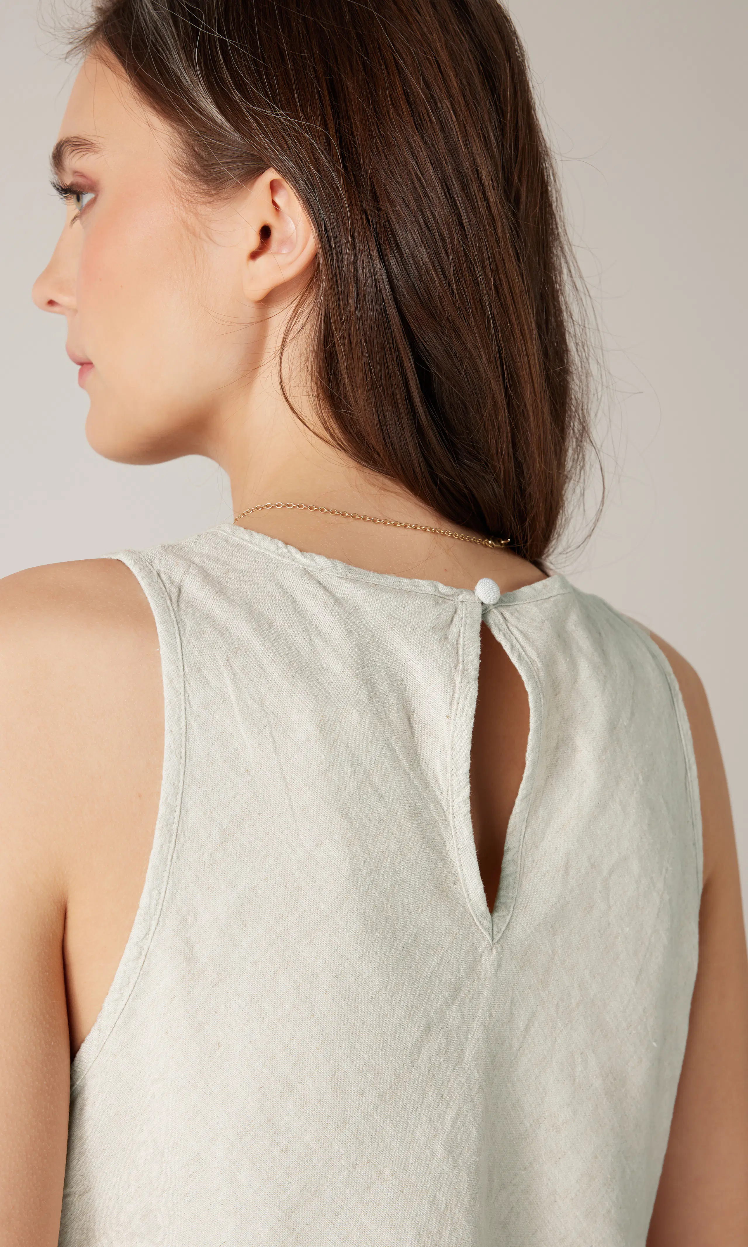 Lilly Linen Topp. Detail 3. Model.