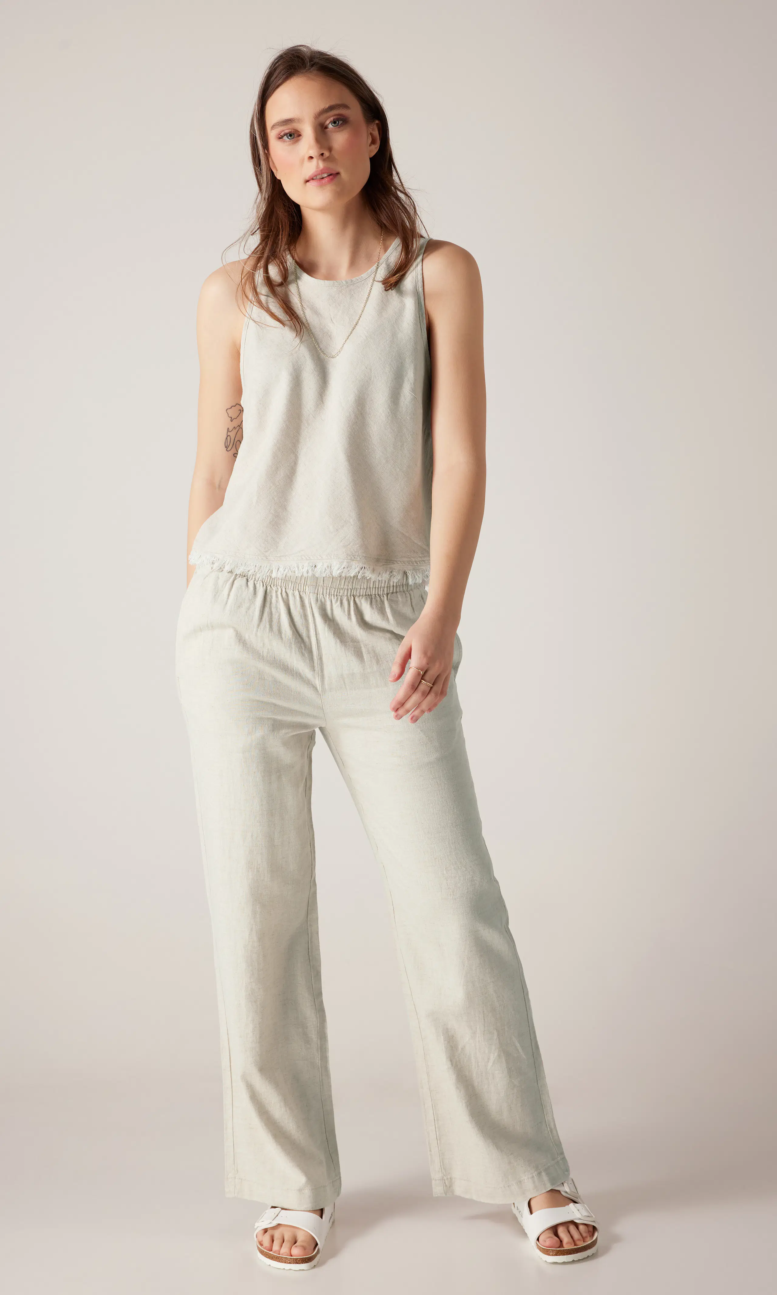 Lilly Linen Topp. Front 1. Model.