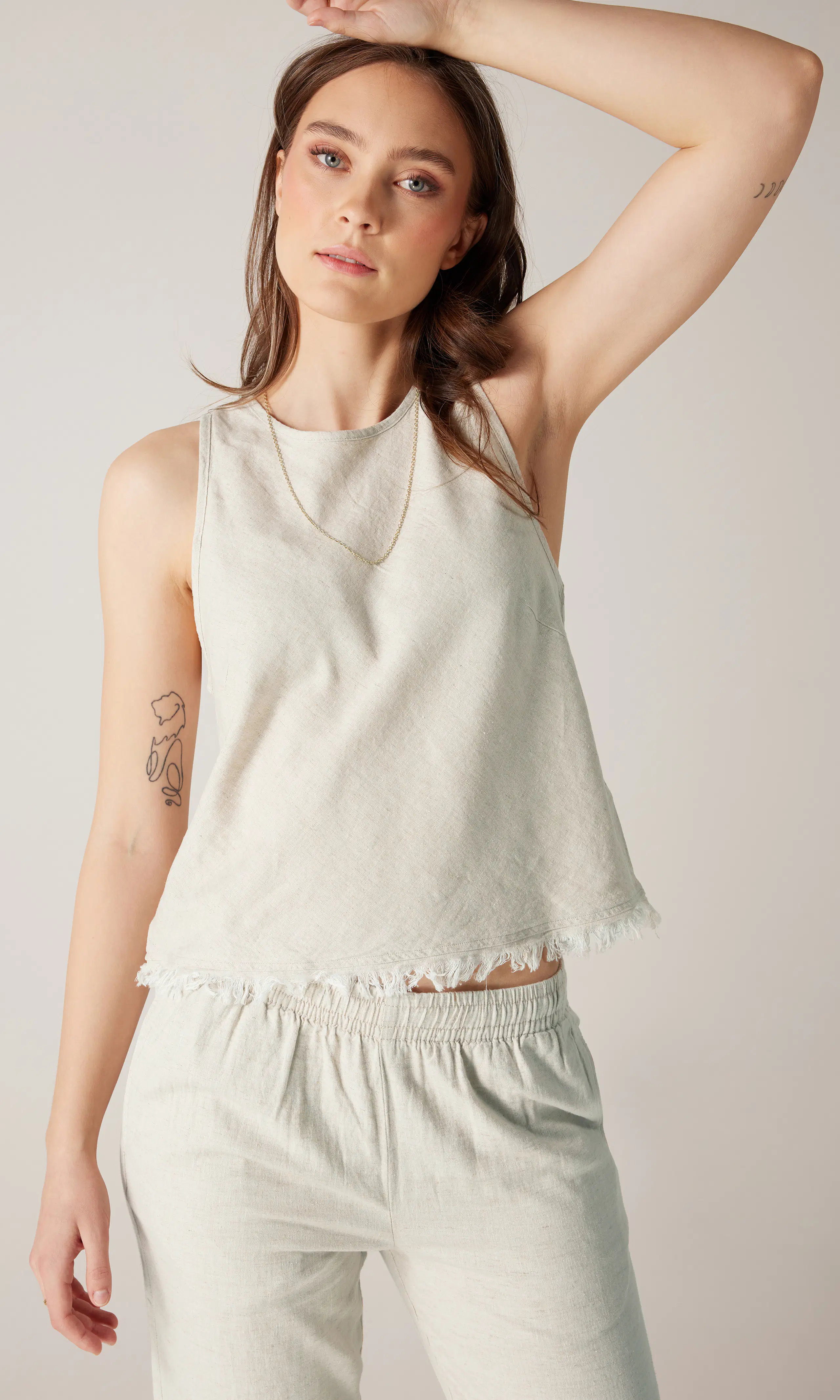 Lilly Linen Topp. Front. Model.