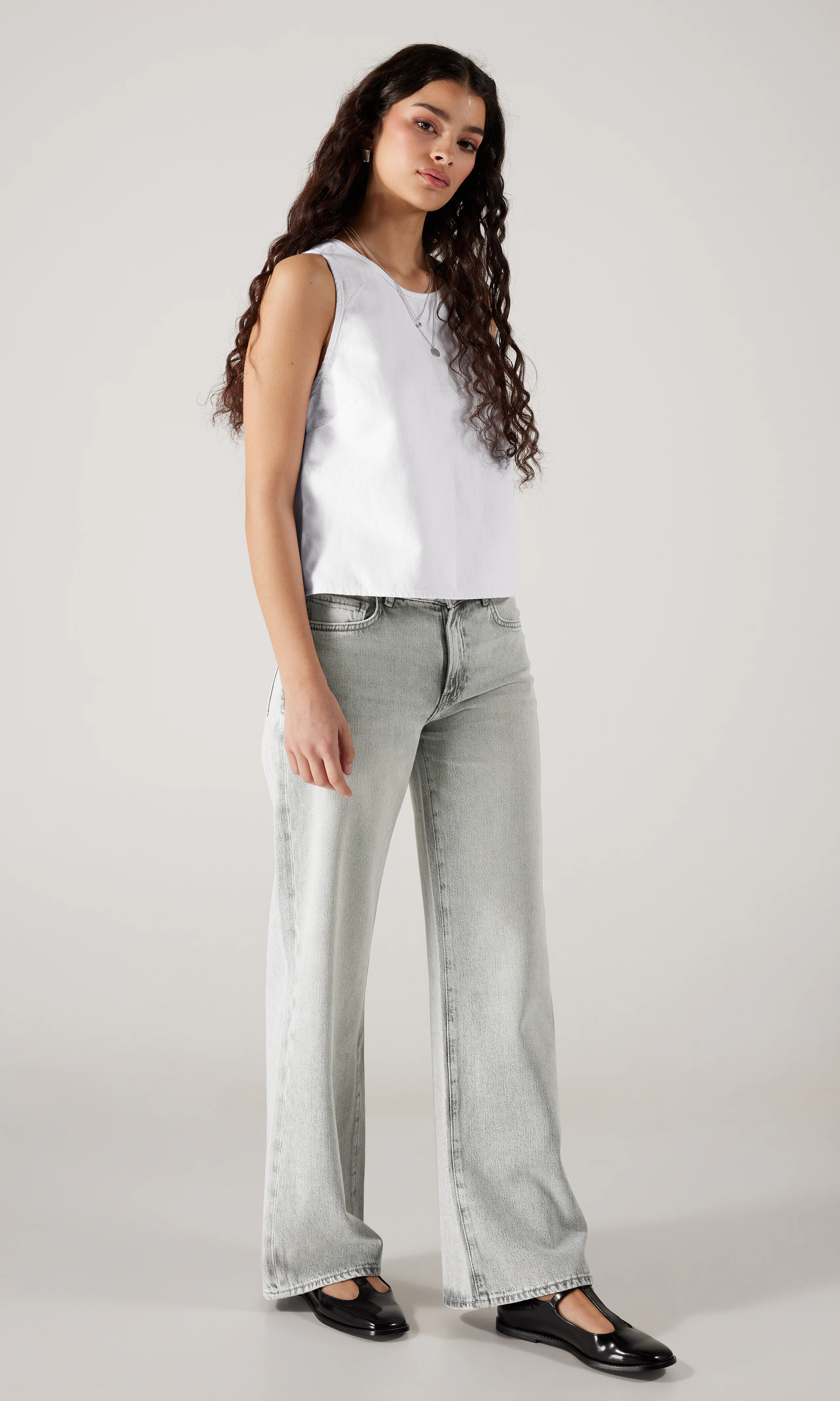 Linen Denim Topp. Front 1. Model.