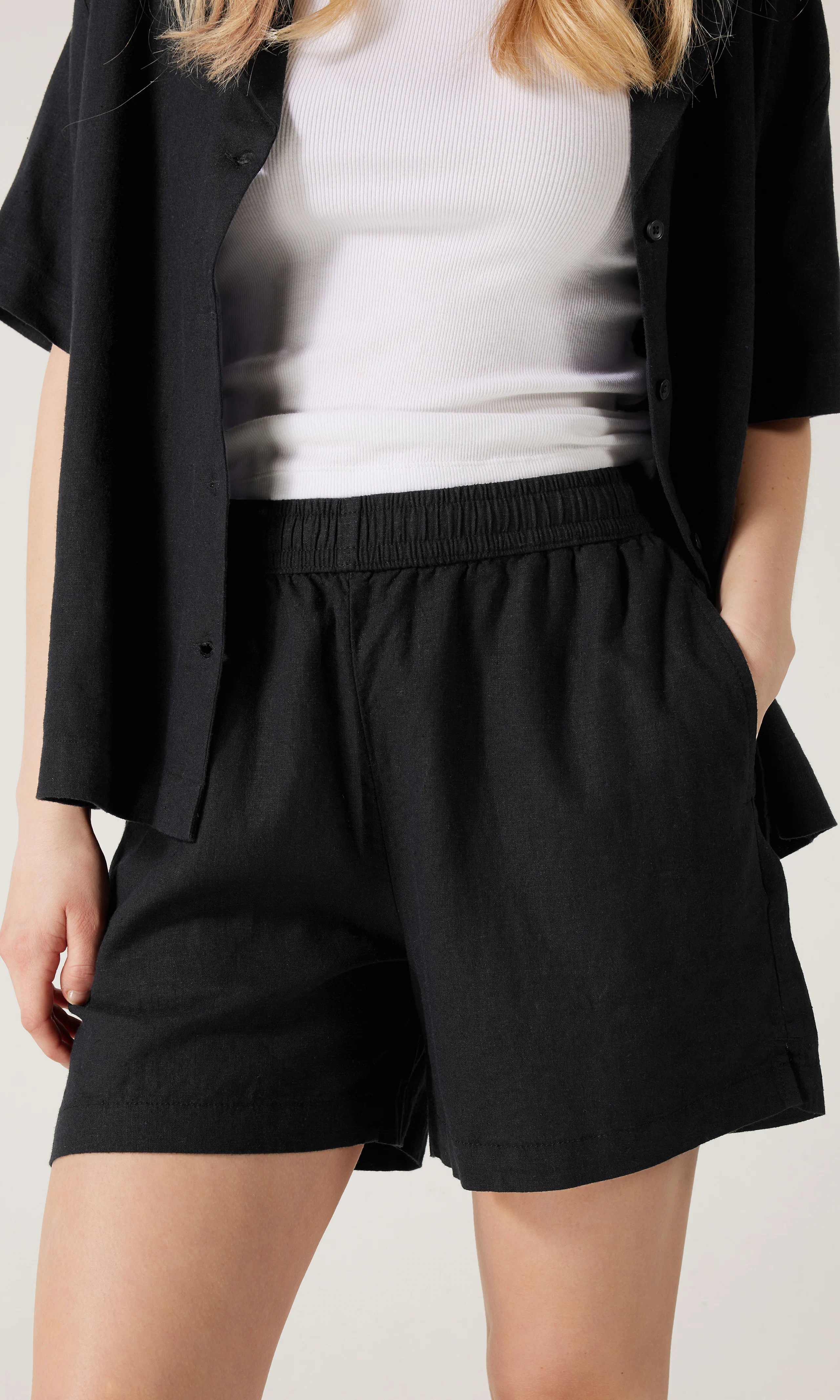 Linda Linen Linshorts. Front. Model.