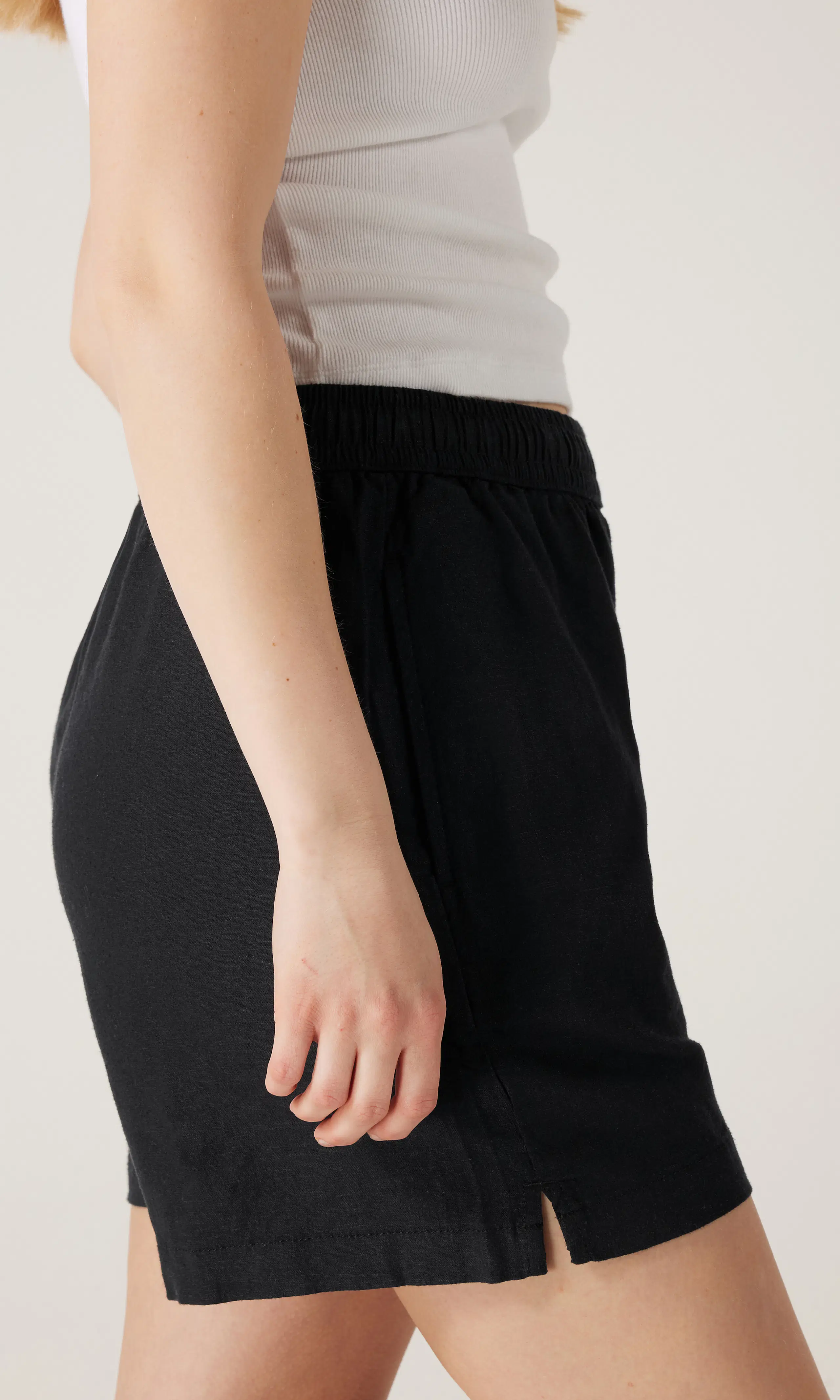 Linda Linen Linshorts. Front 2. Model.