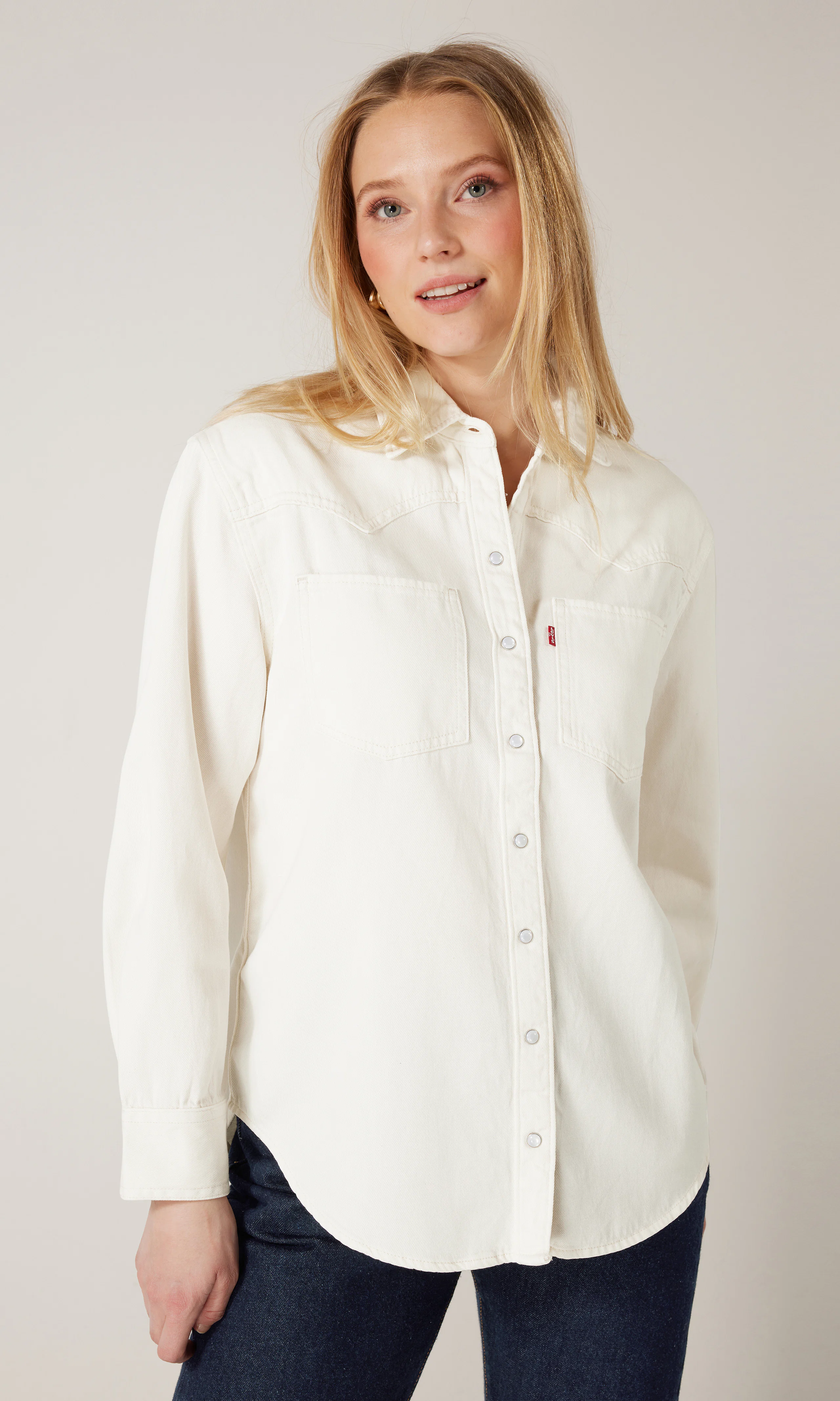 Teodora Western Vit Skjorta. Front. Model.