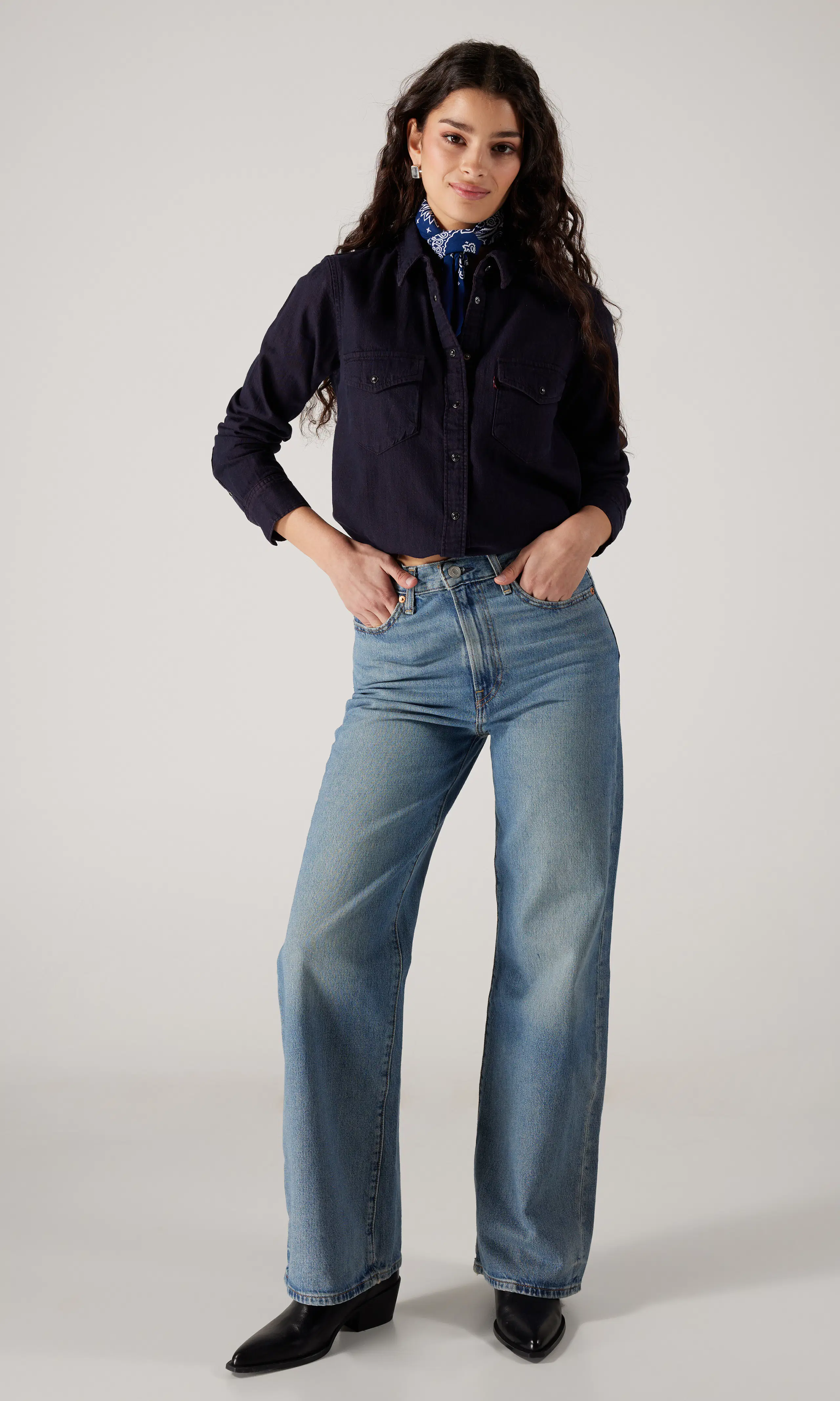 Iconic Western Svart Skjorta. Front 1. Model.