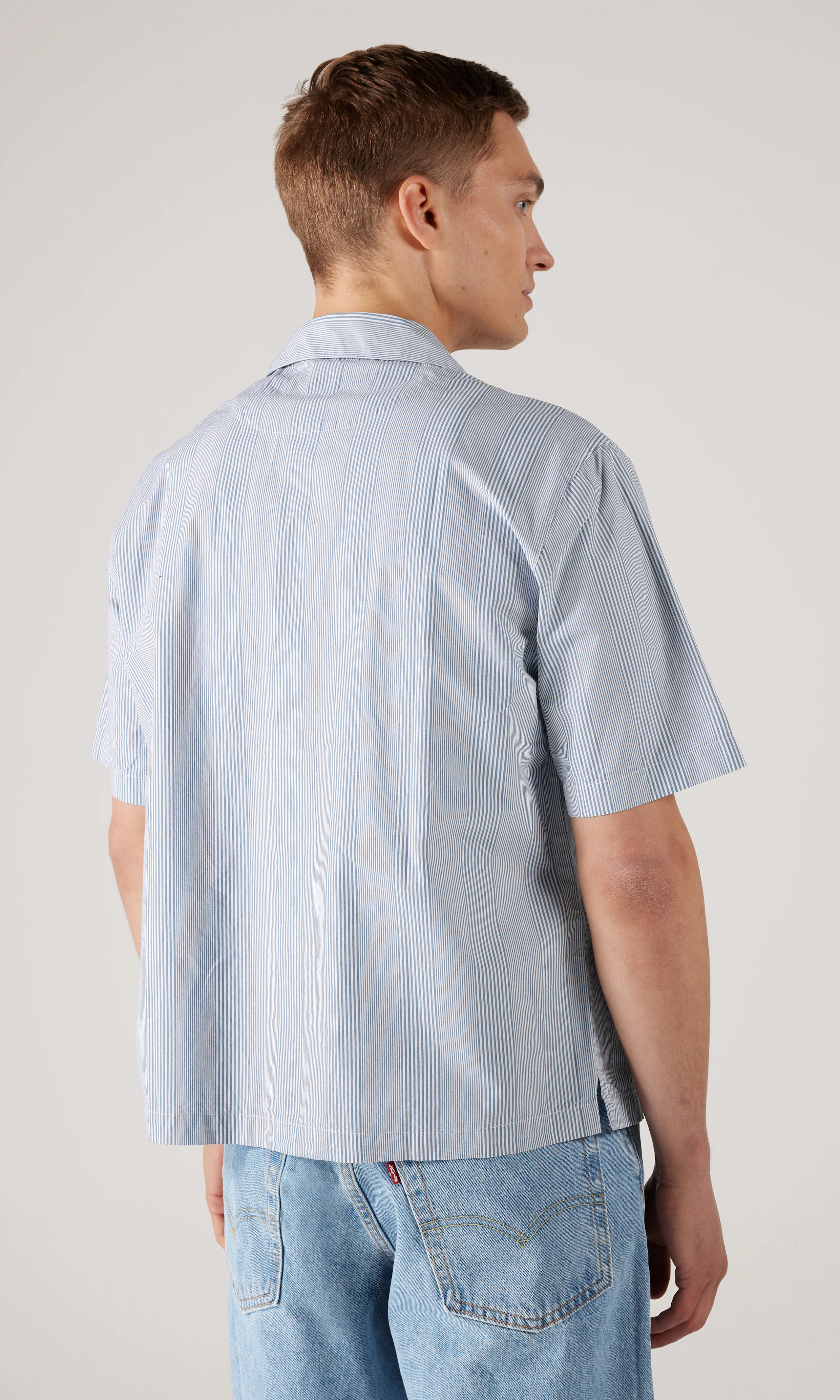 Short Sleeve Towns Boxy Stripete Blå Skjorte. Back. Model.