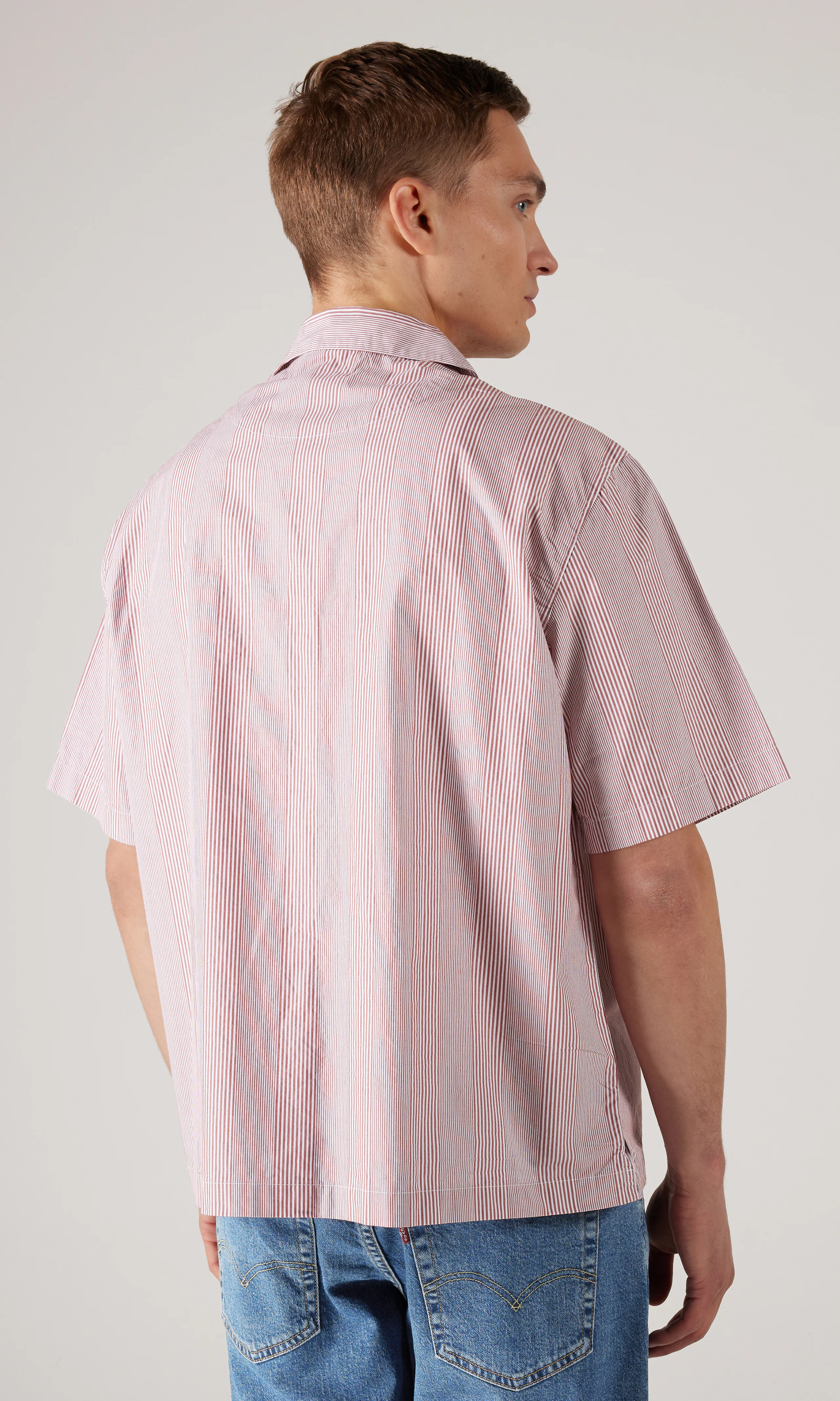 Short Sleeve Towns Boxy Stripete Rød Skjorte. Back. Model.