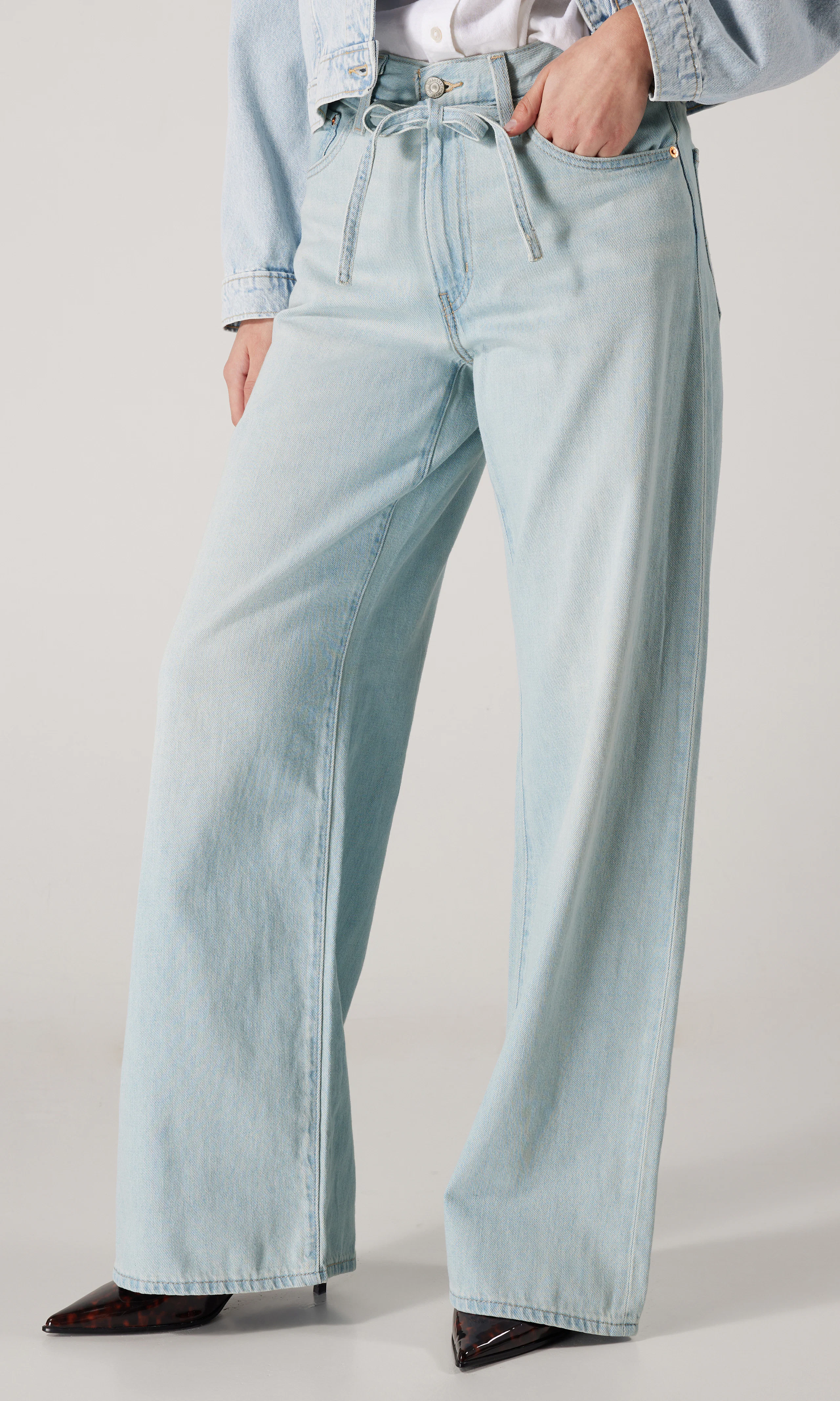 XL Straight Ljusblå Linne Jeans. Front. Model.