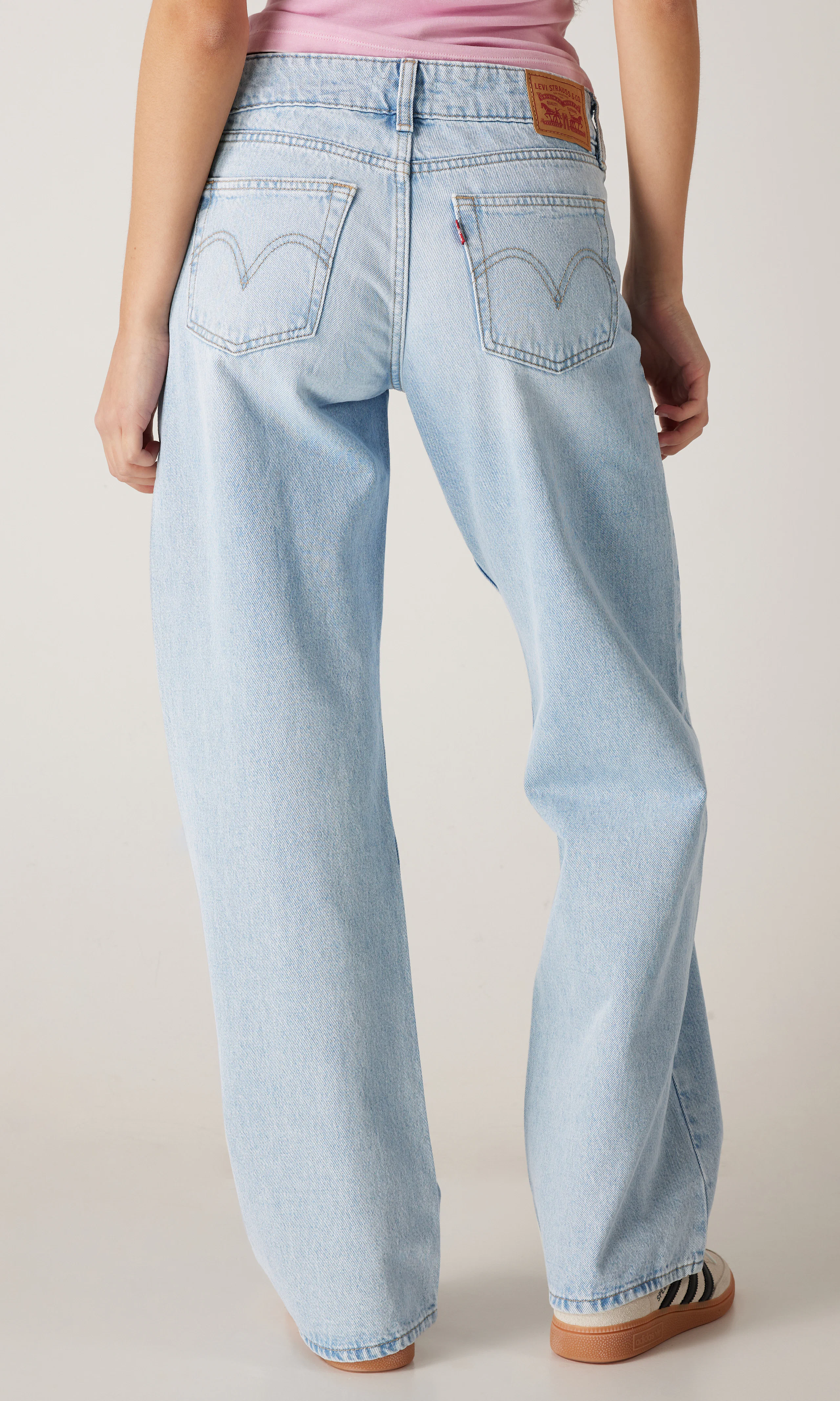 Superlow Loose Lys Blå Jeans. Back. Model.