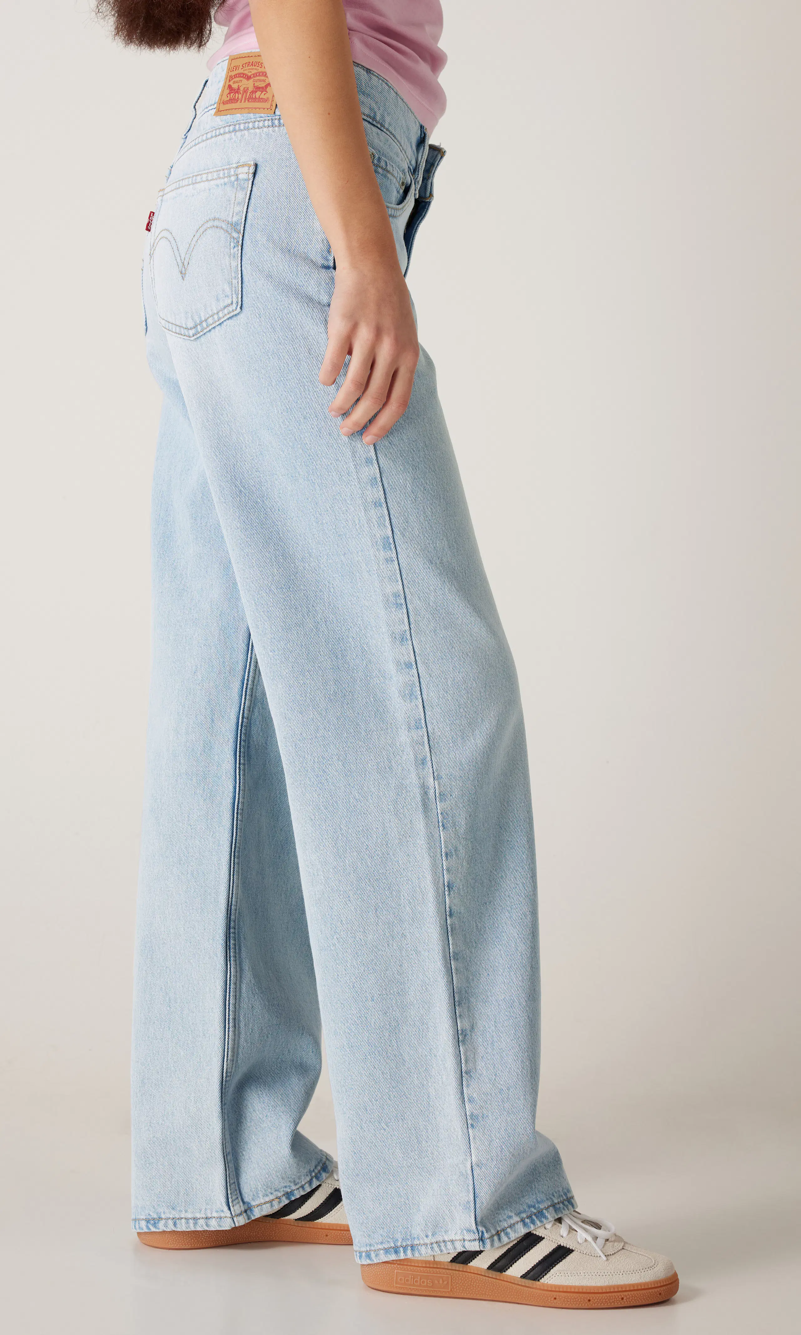 Superlow Loose Lys Blå Jeans. Front 2. Model.