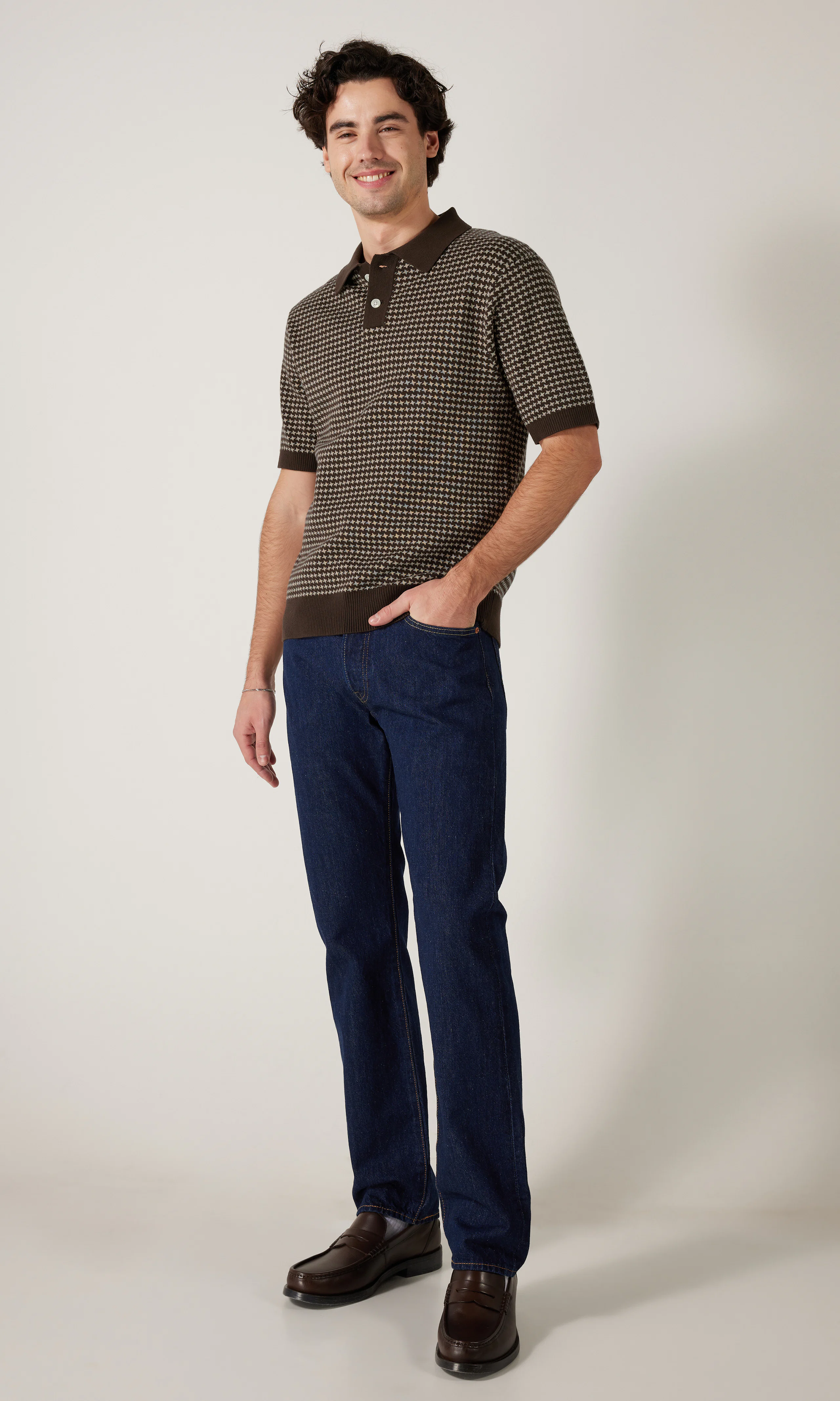 Sweater Knit Brun Polo. Front 1. Model.