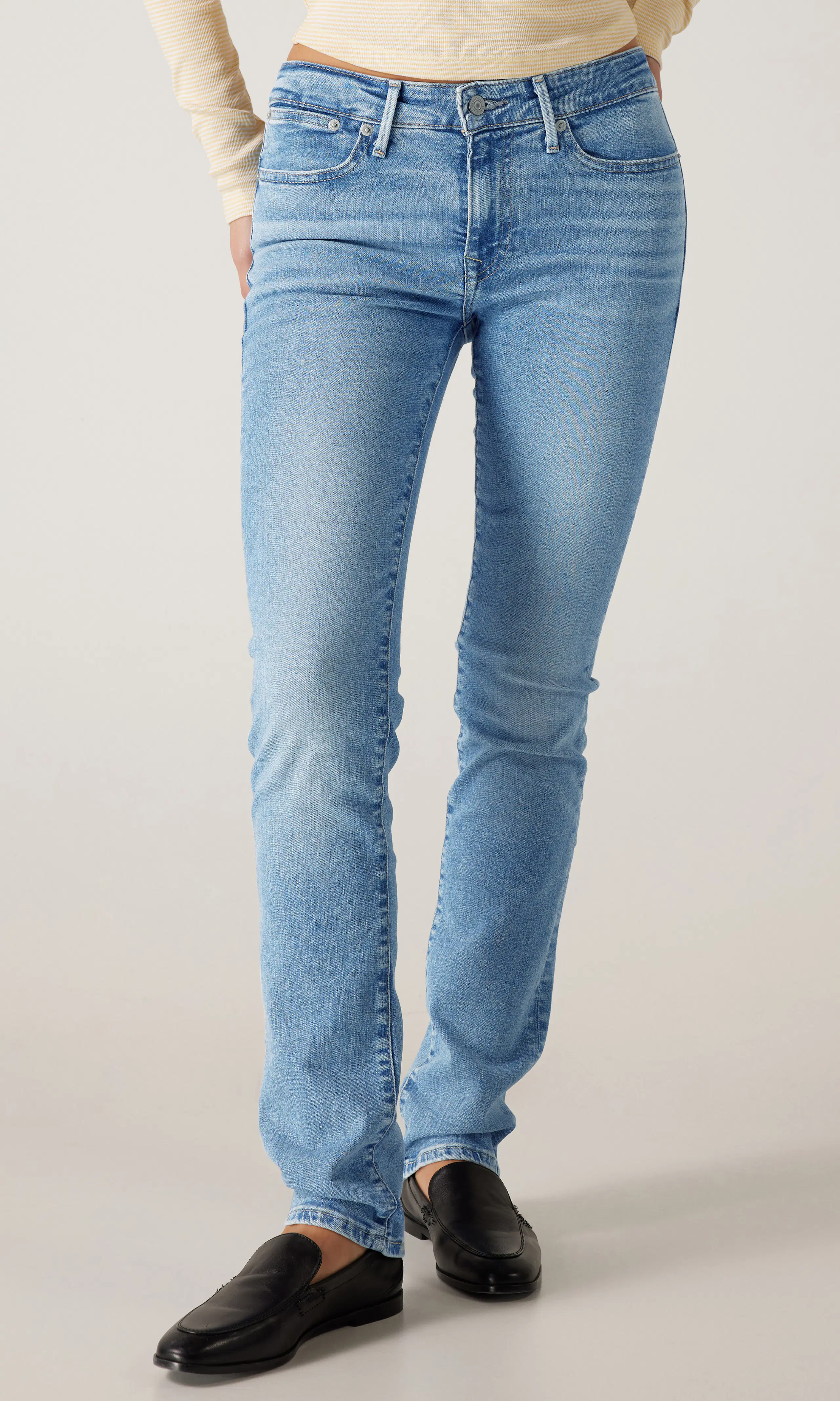712™ Slim Welt Pocket Ljusblå Jeans. Front. Model.