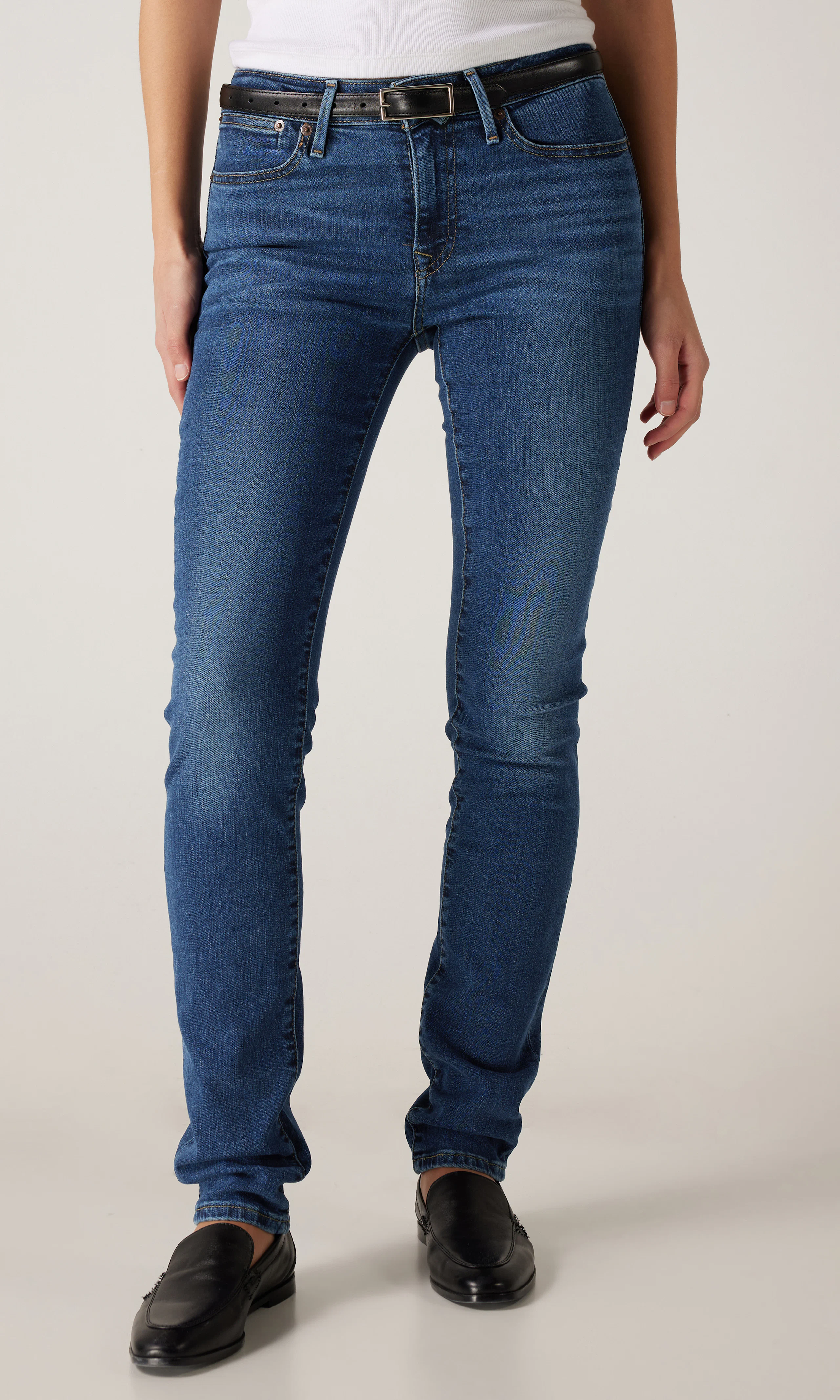 712™ Slim Welt Pocket Mörkblå Jeans. Front. Model.