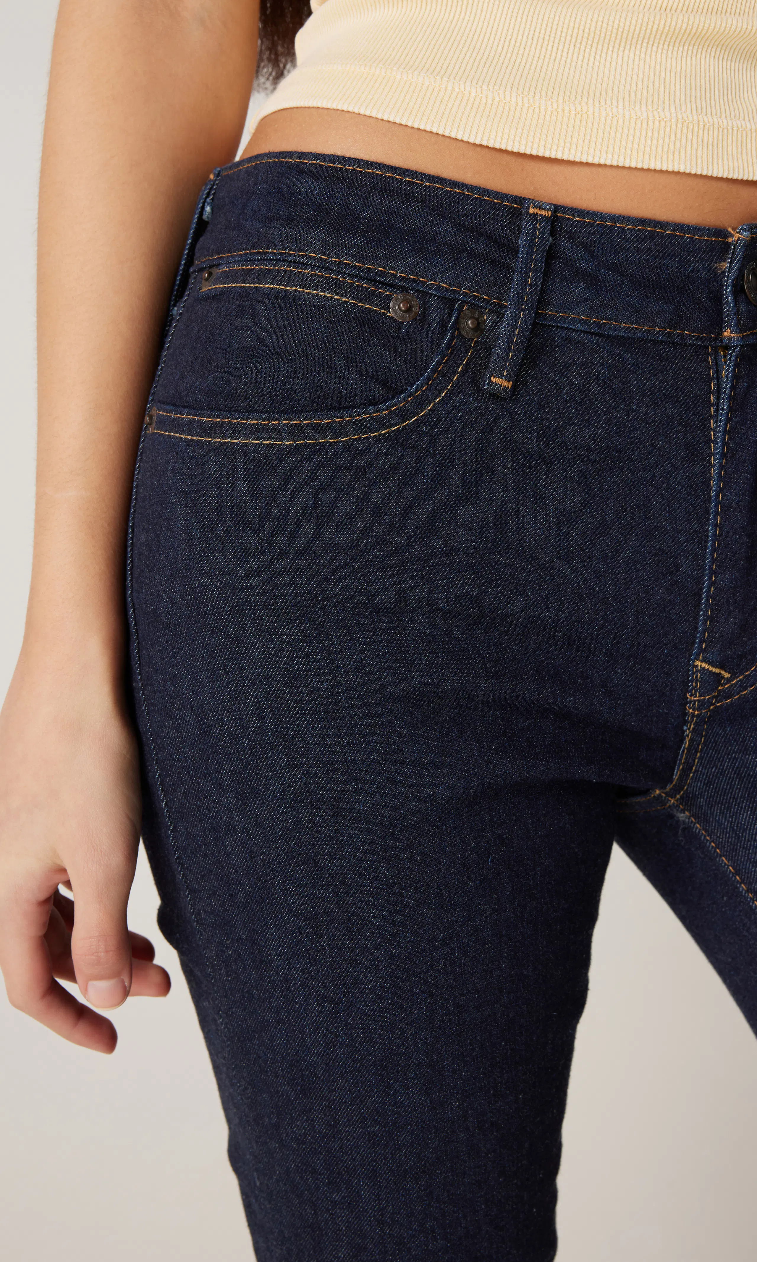 712™ Slim Welt Pocket Mørk Blå Jeans. Detail 2. Model.