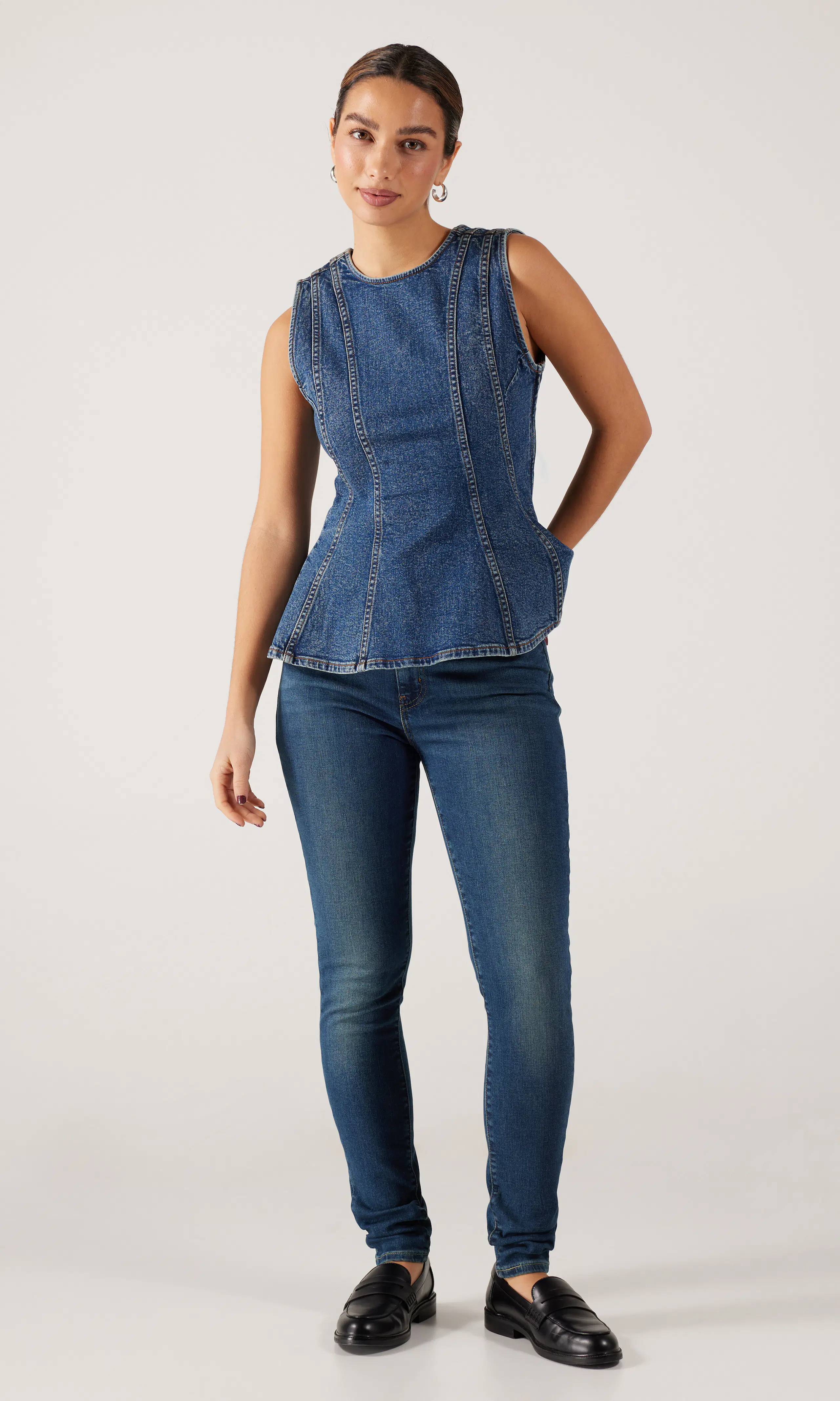 Retro High Skinny Mørk Blå Jeans. Front 1. Model.