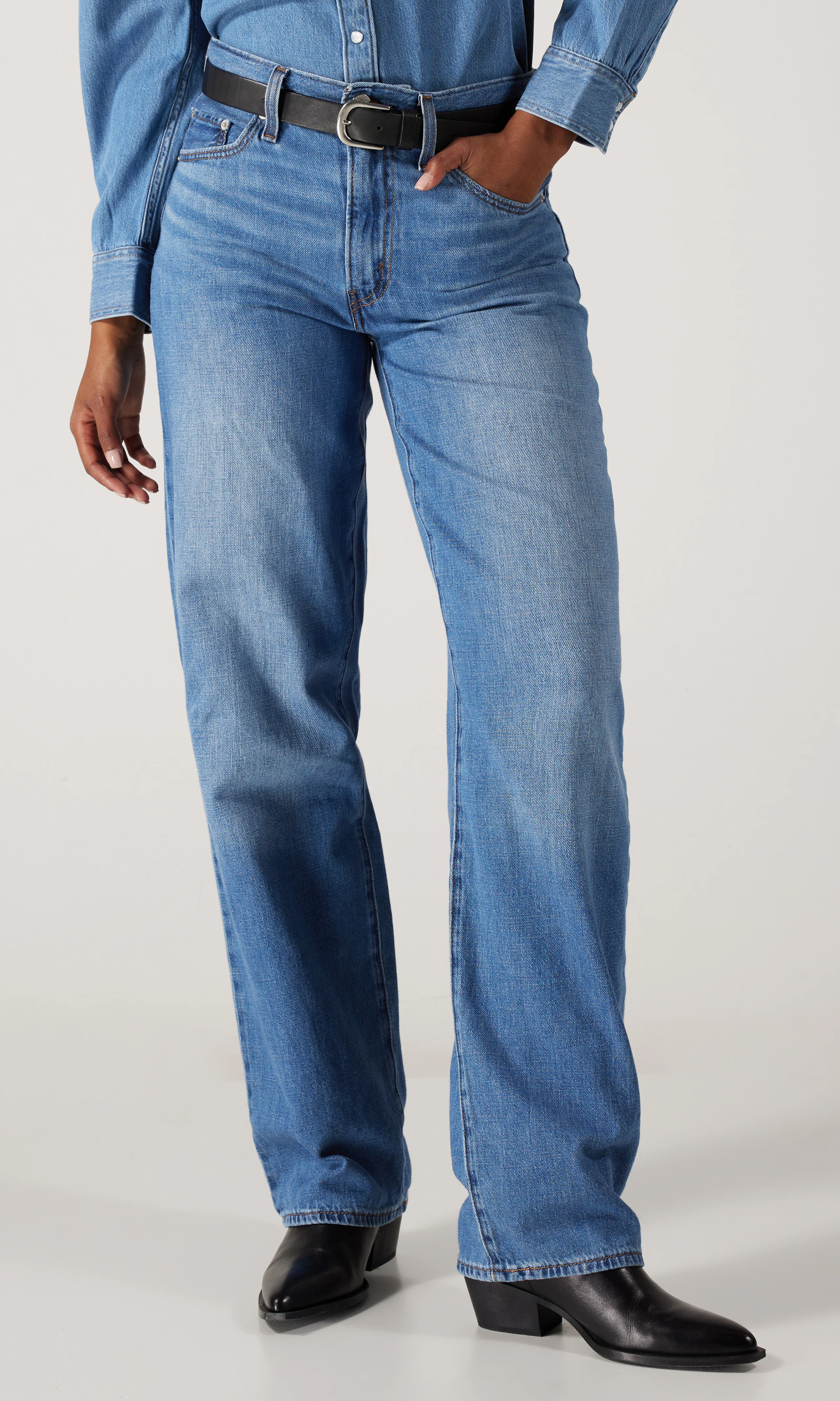 Baggy Dad Ljusblå Linne Jeans. Front. Model.