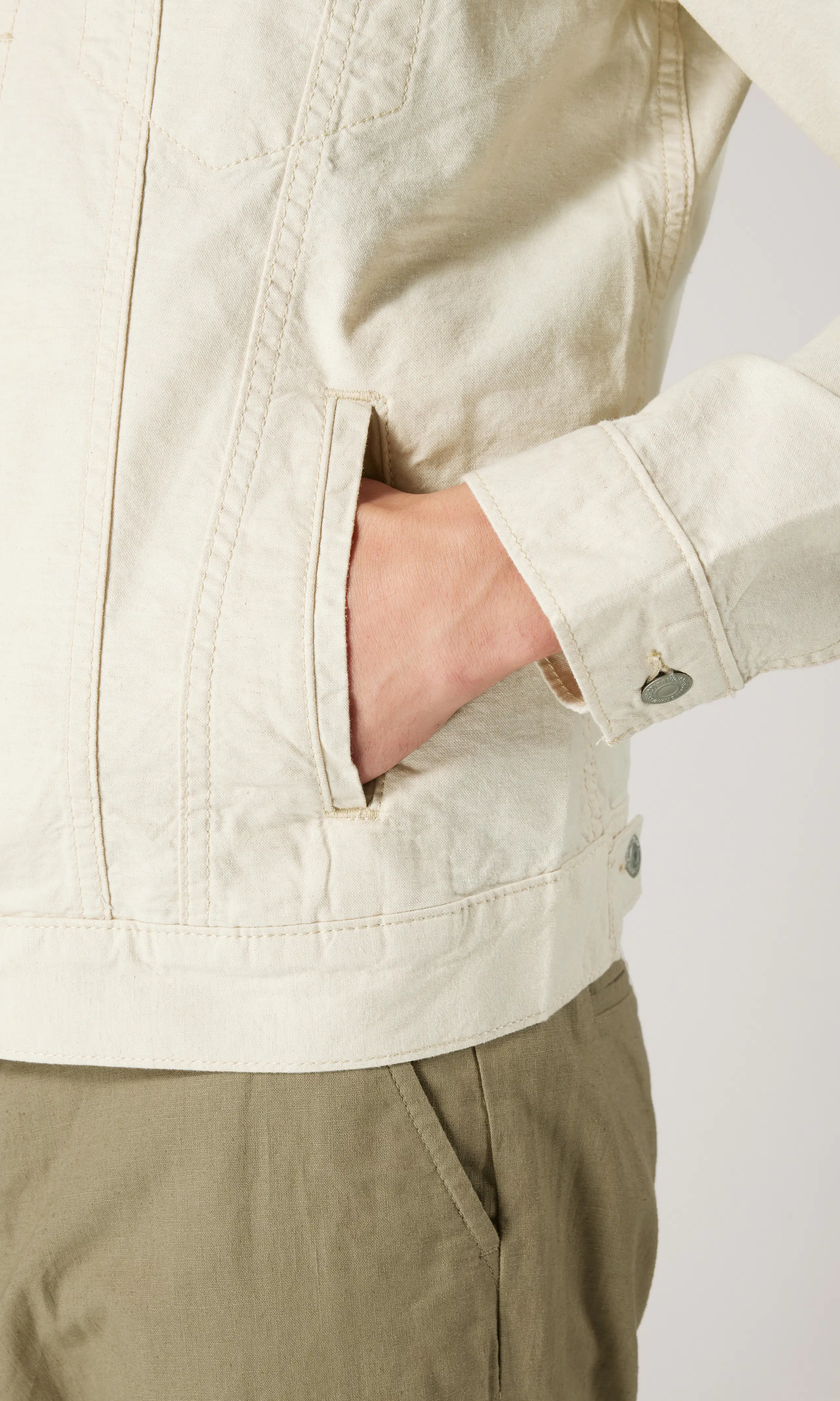 The Trucker Beige Denim Jacka. Detail 2. Model.