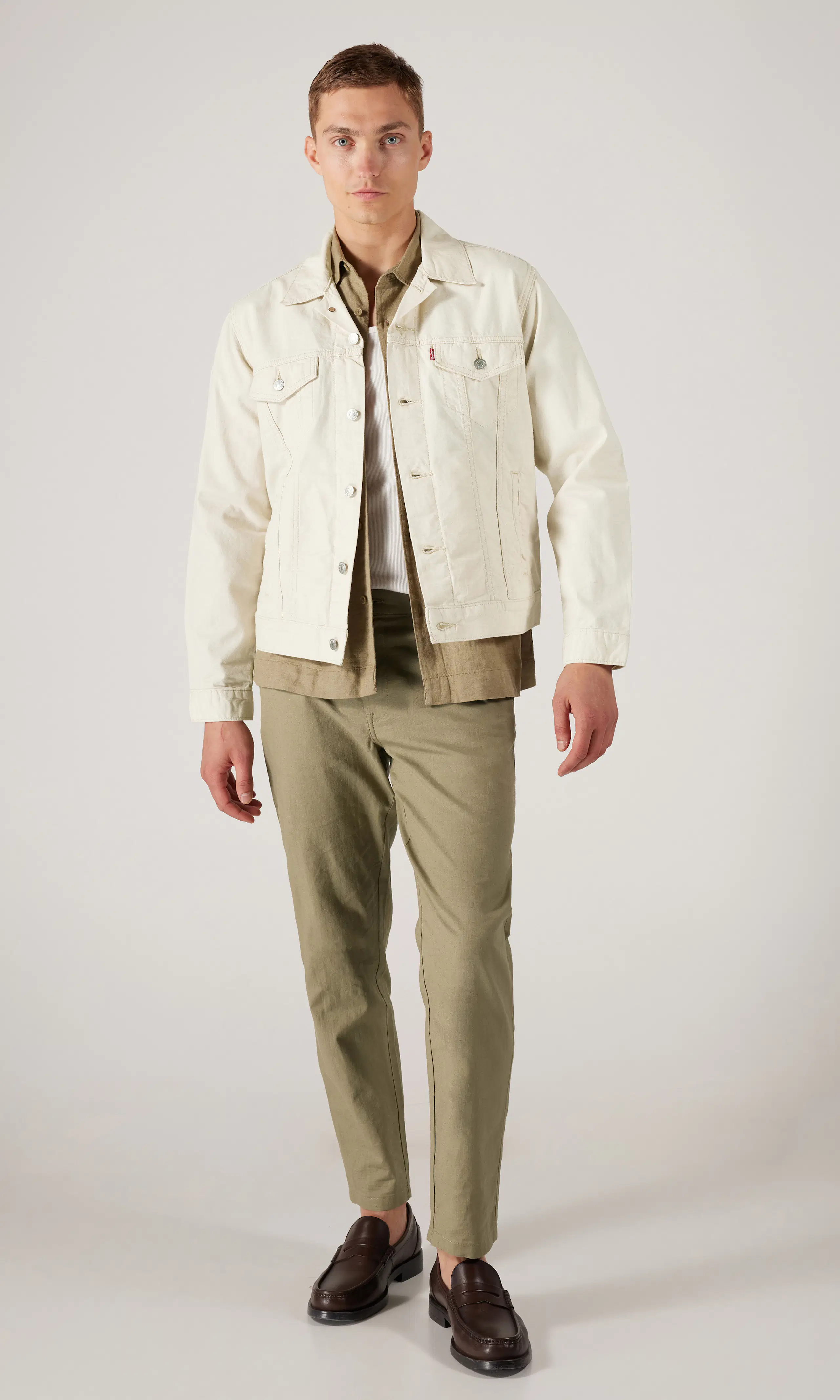 The Trucker Beige Denim Jacka. Front 1. Model.