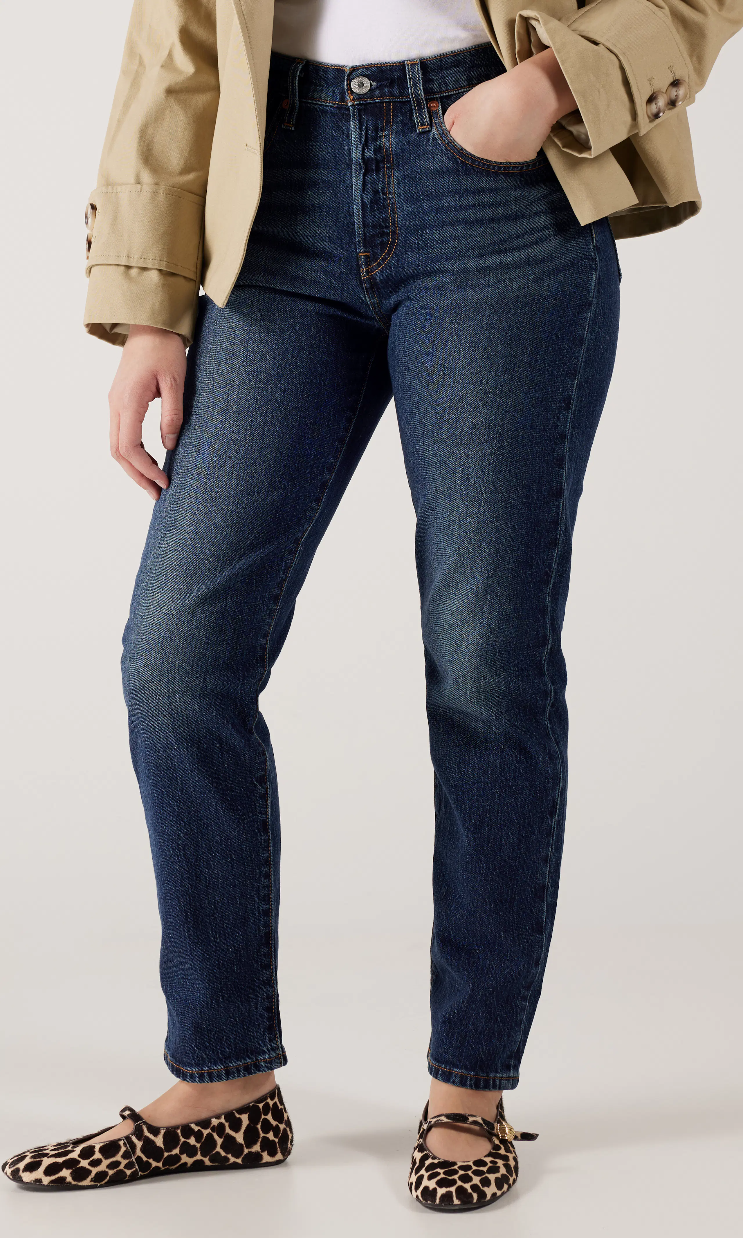 501® Crop Mørk Blå Jeans. Front. Model.