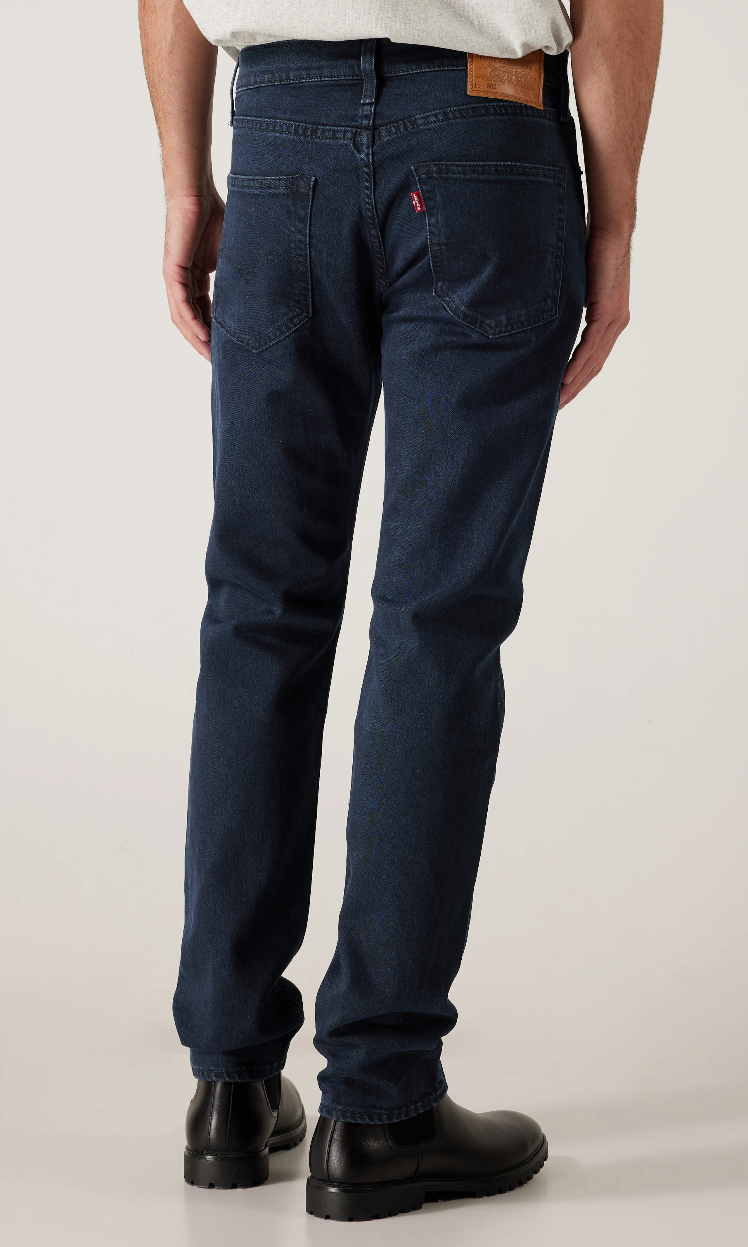 502™ Tapered Tummansiniset Farkut. Back. Model.