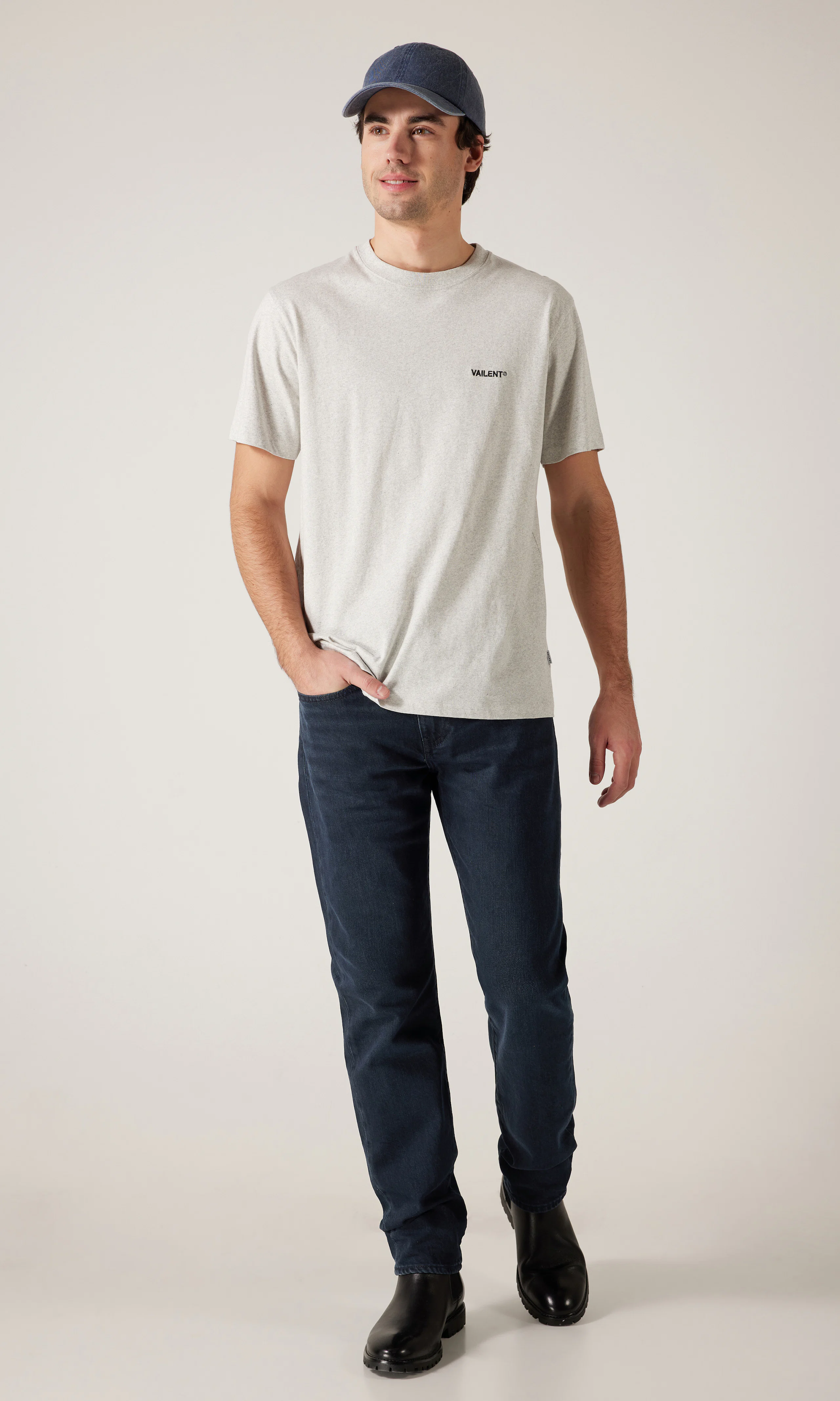502™ Tapered Tummansiniset Farkut. Front 1. Model.