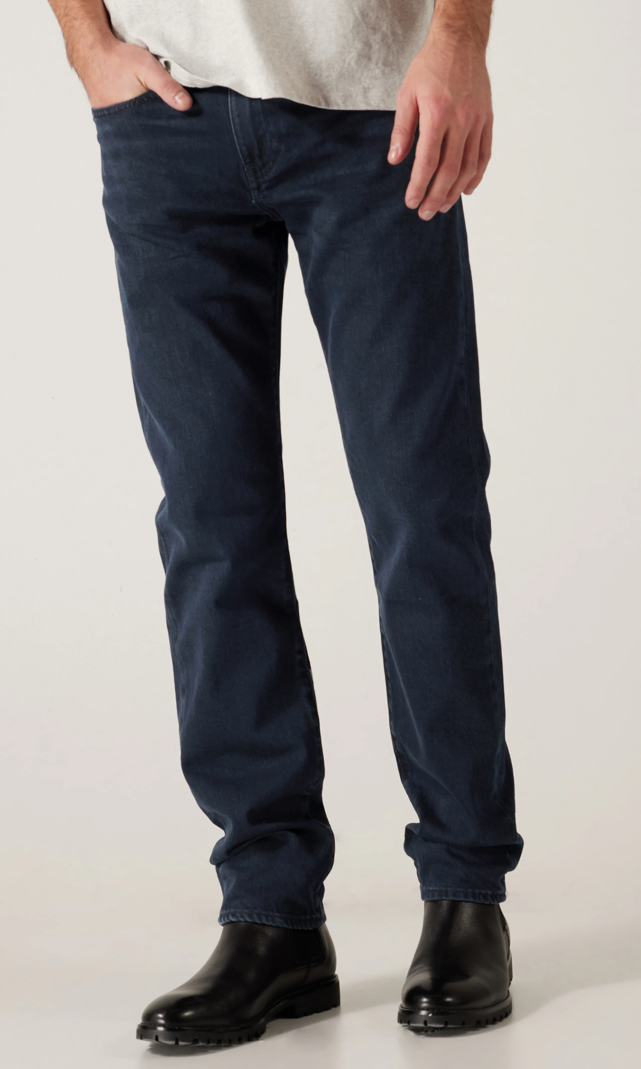 502™ Tapered Tummansiniset Farkut. Front. Model.