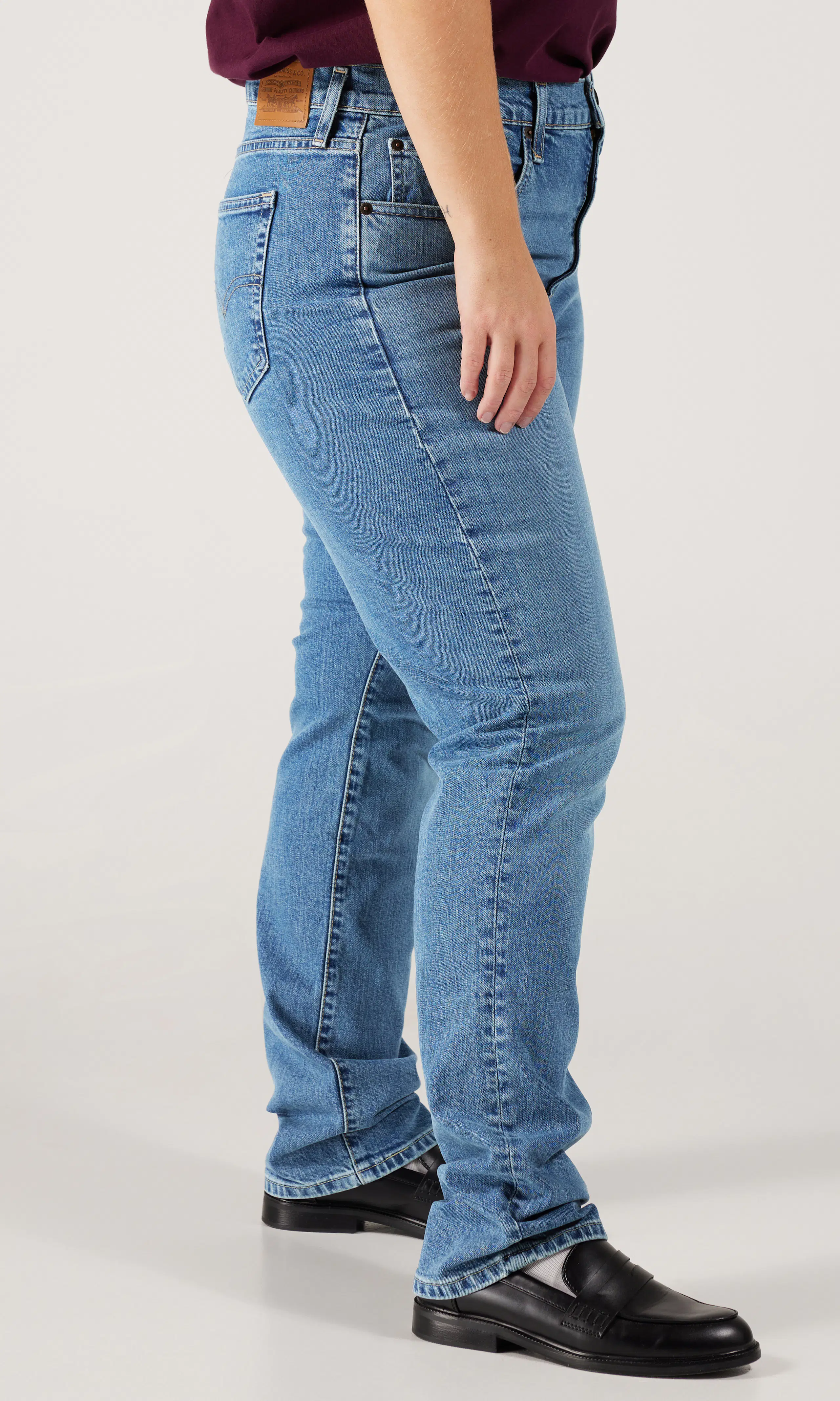 724™ High Rise Straight Ljusblå Jeans. Front 7. Model.