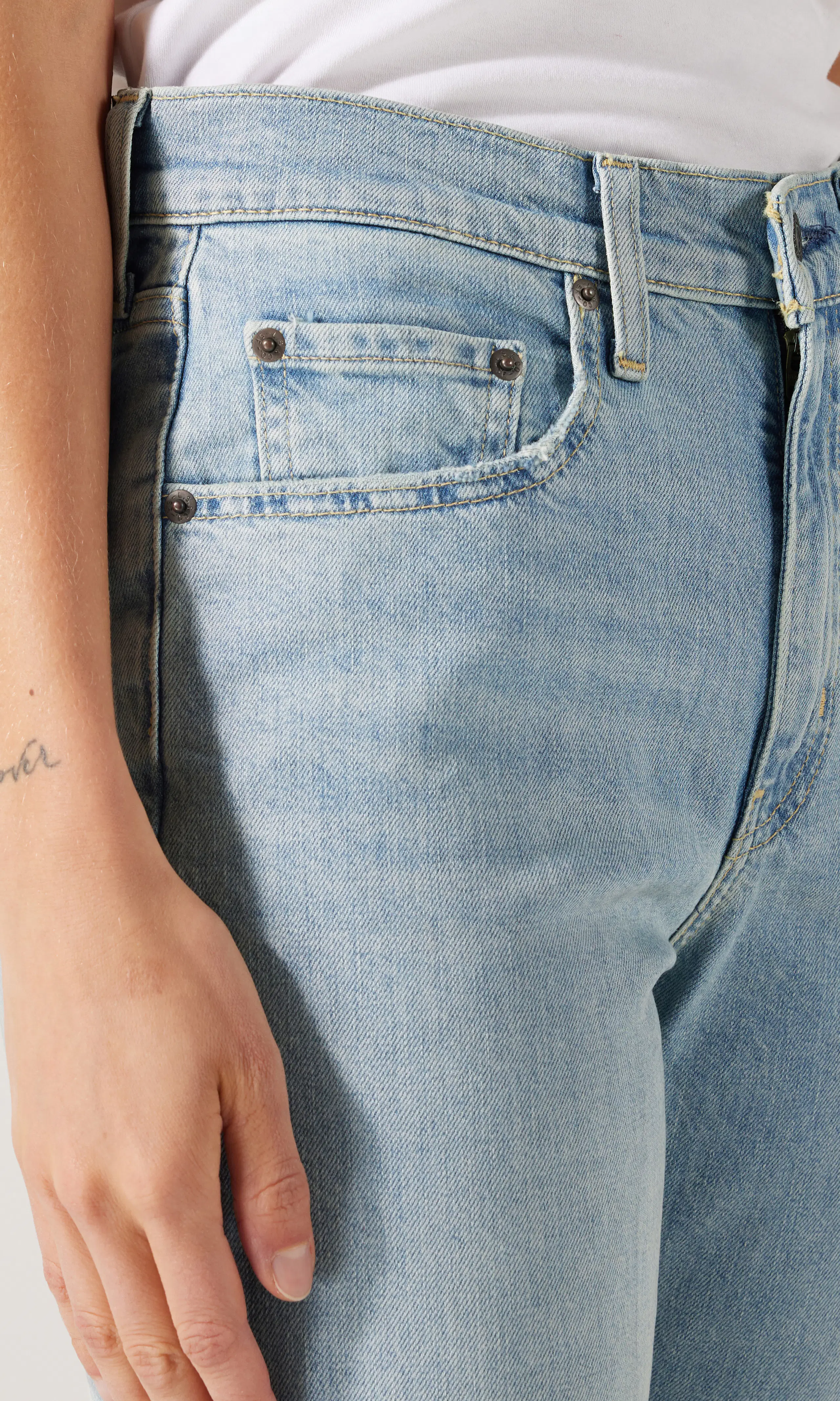 724™ High Rise Straight Ljusblå Jeans. Detail 2. Model.