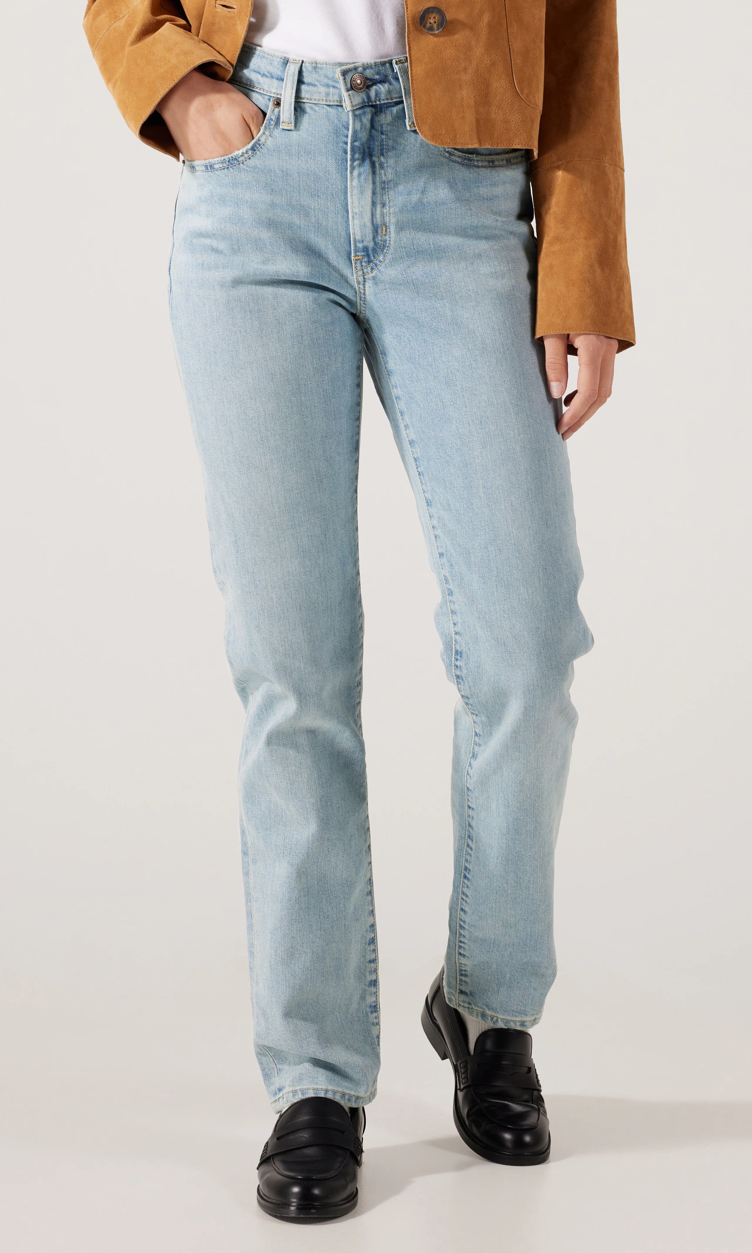 724™ High Rise Straight Ljusblå Jeans. Front. Model.