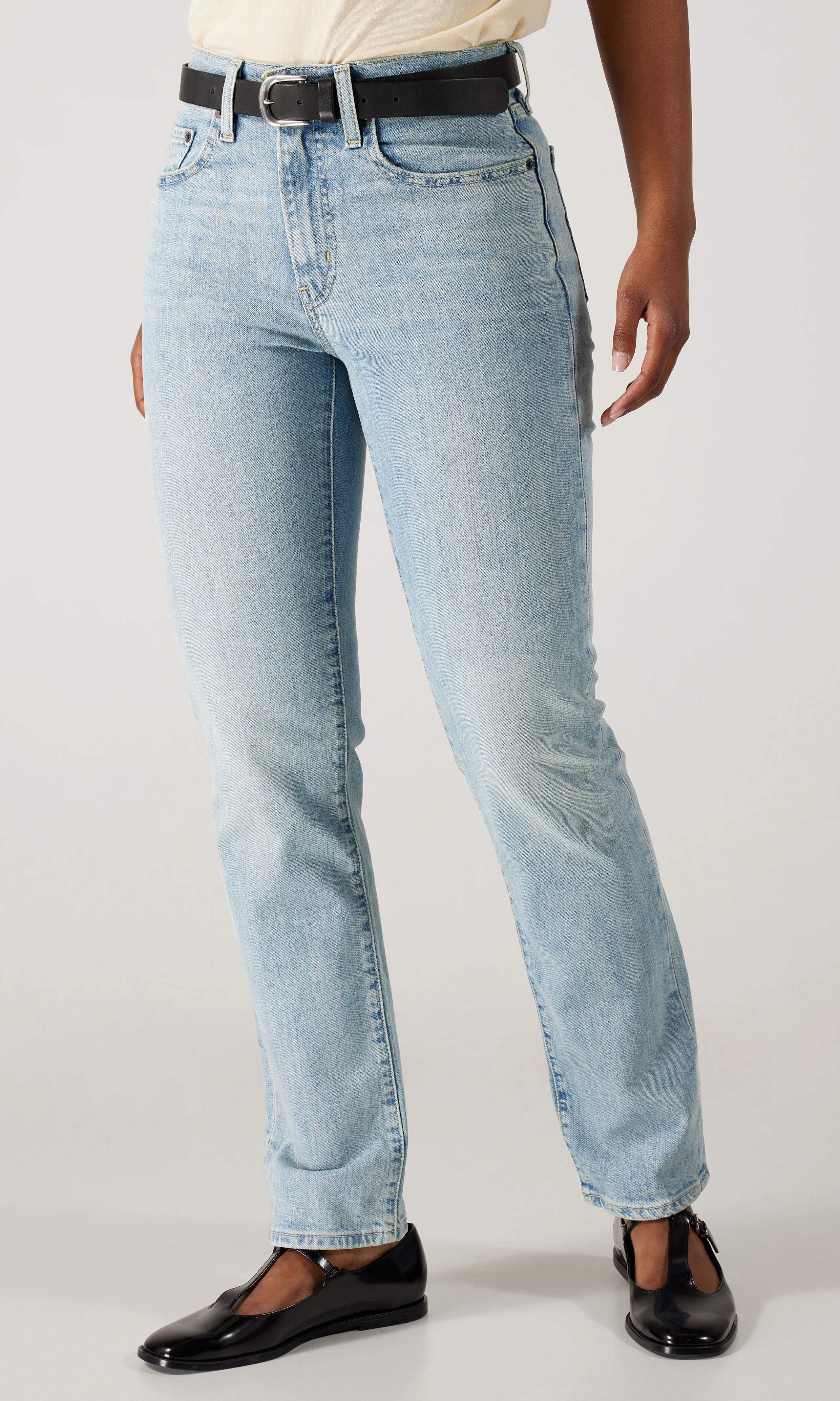 724™ High Rise Straight Ljusblå Jeans. Front. Model.