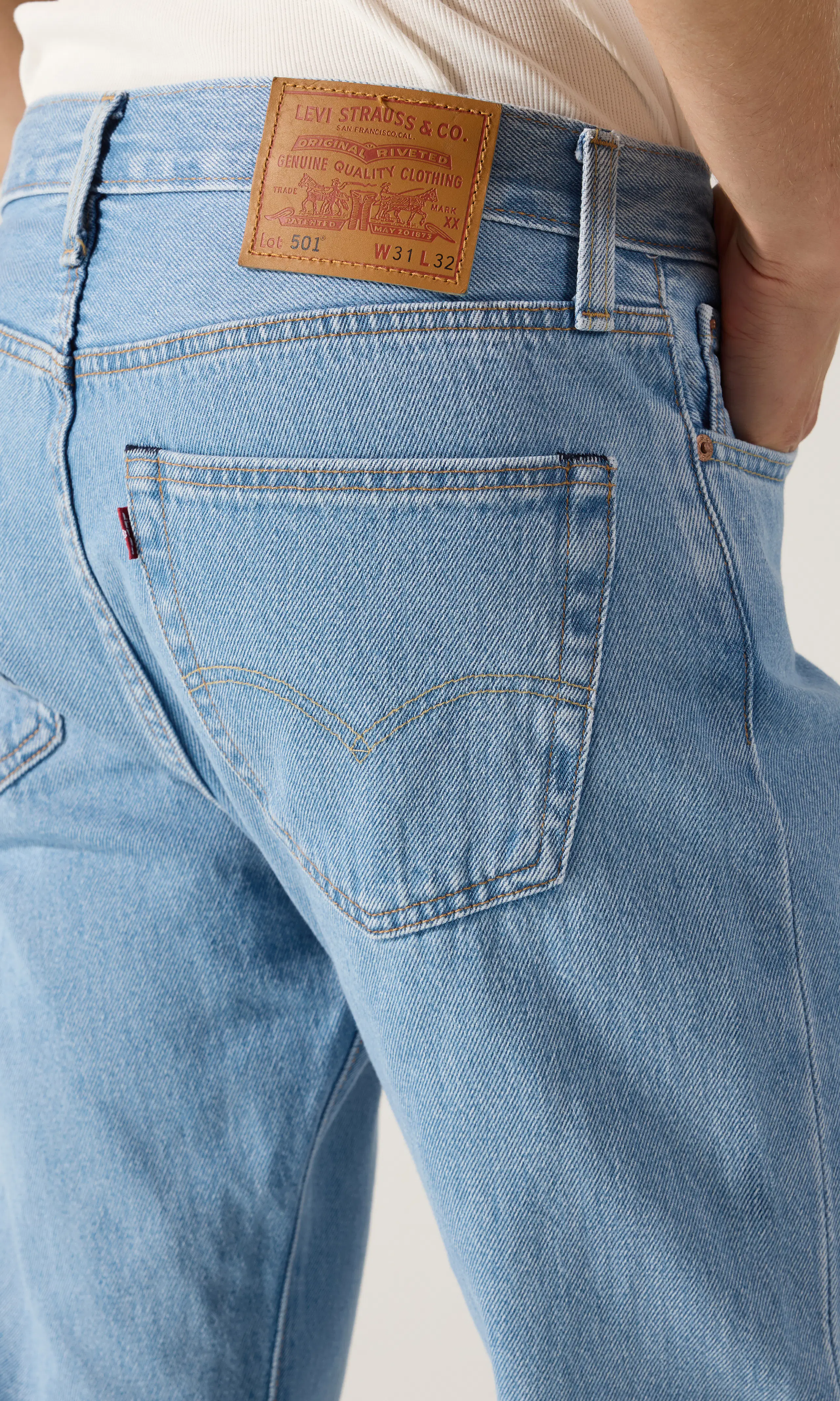 501® Original Ljusblå Jeans. Detail 1. Model.