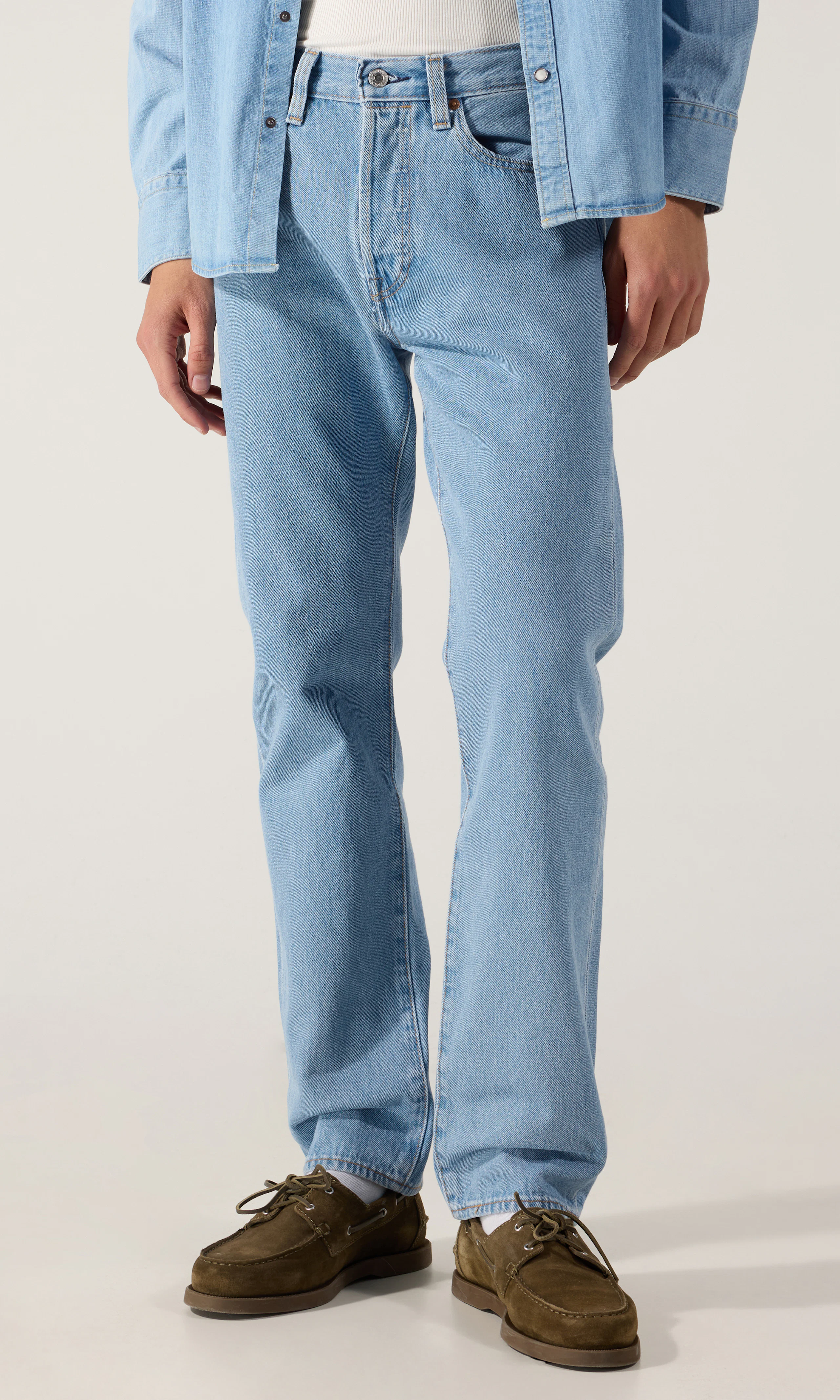 501® Original Lys Blå Jeans. Front. Model.