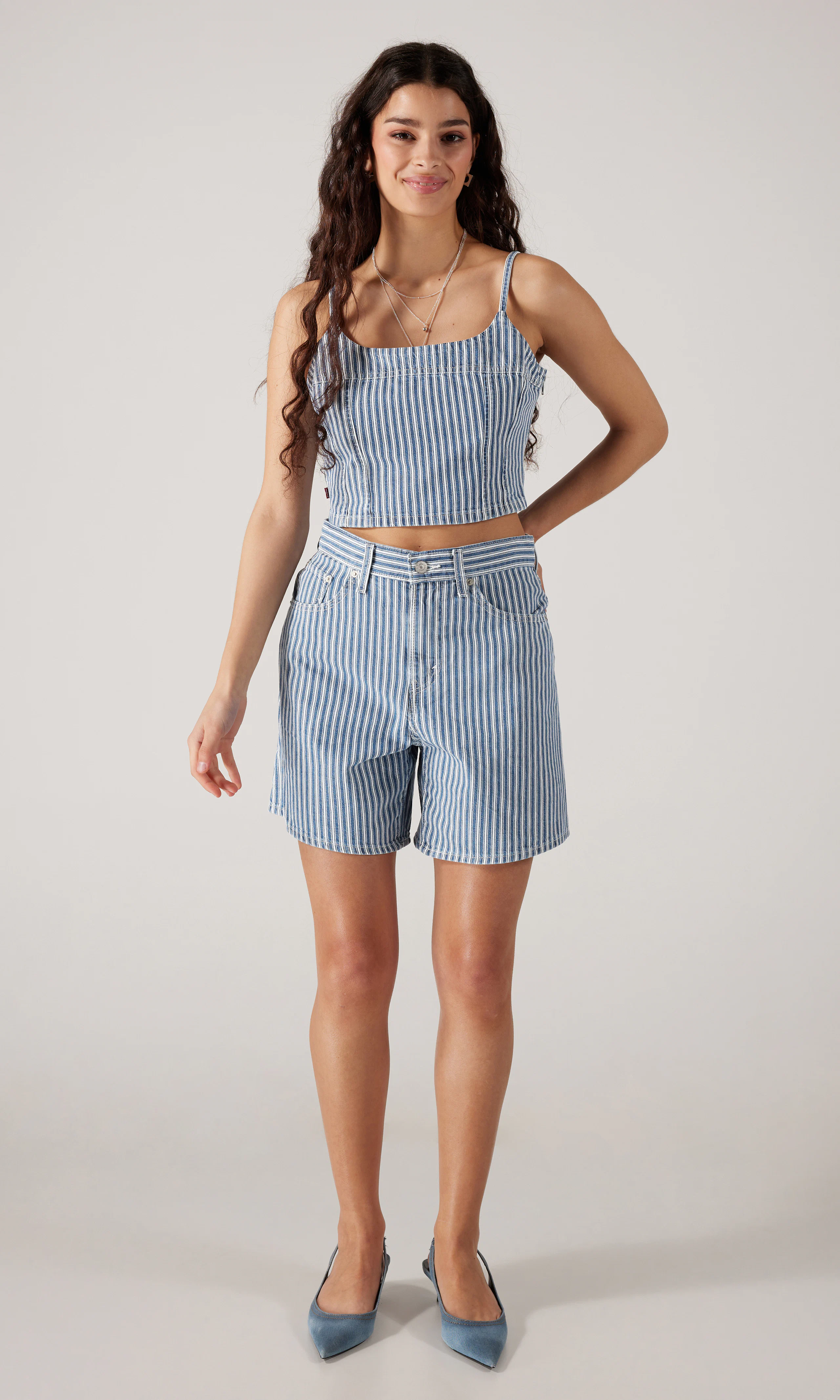 Jadine Denim Cami Blå Tank Top. Front 1. Model.