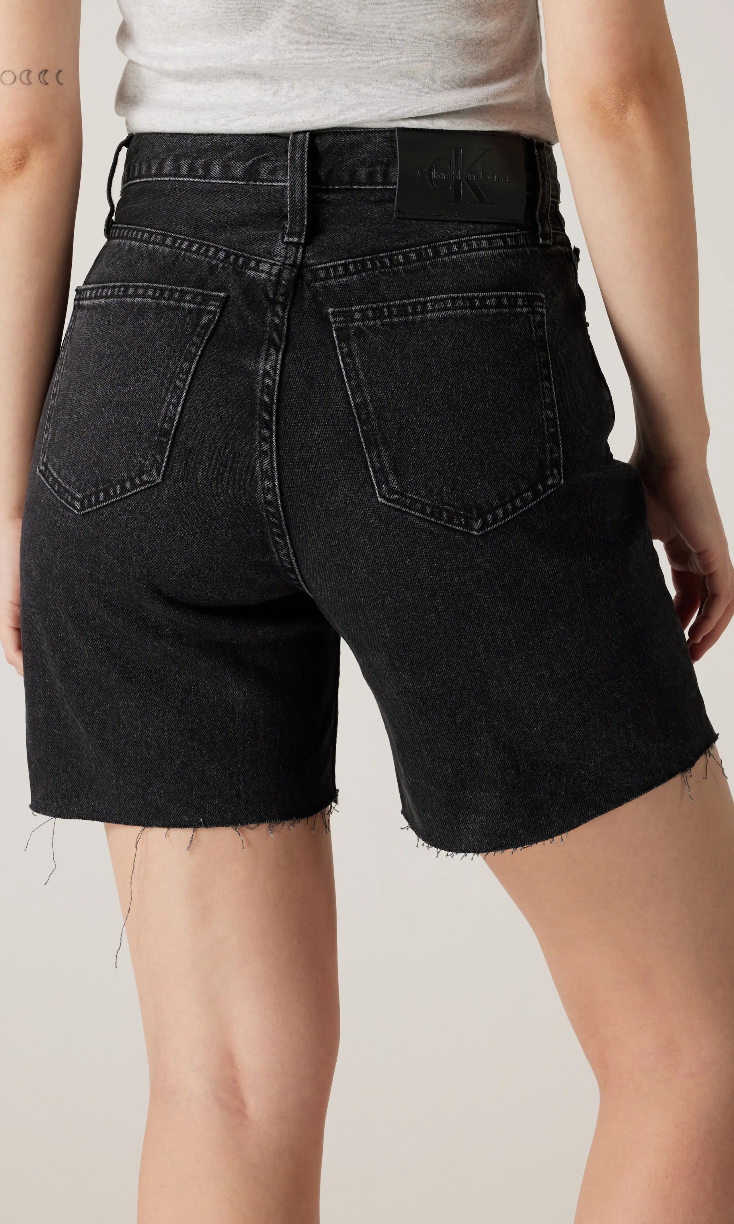 Bermuda Svarta Denim Shorts. Back. Model.