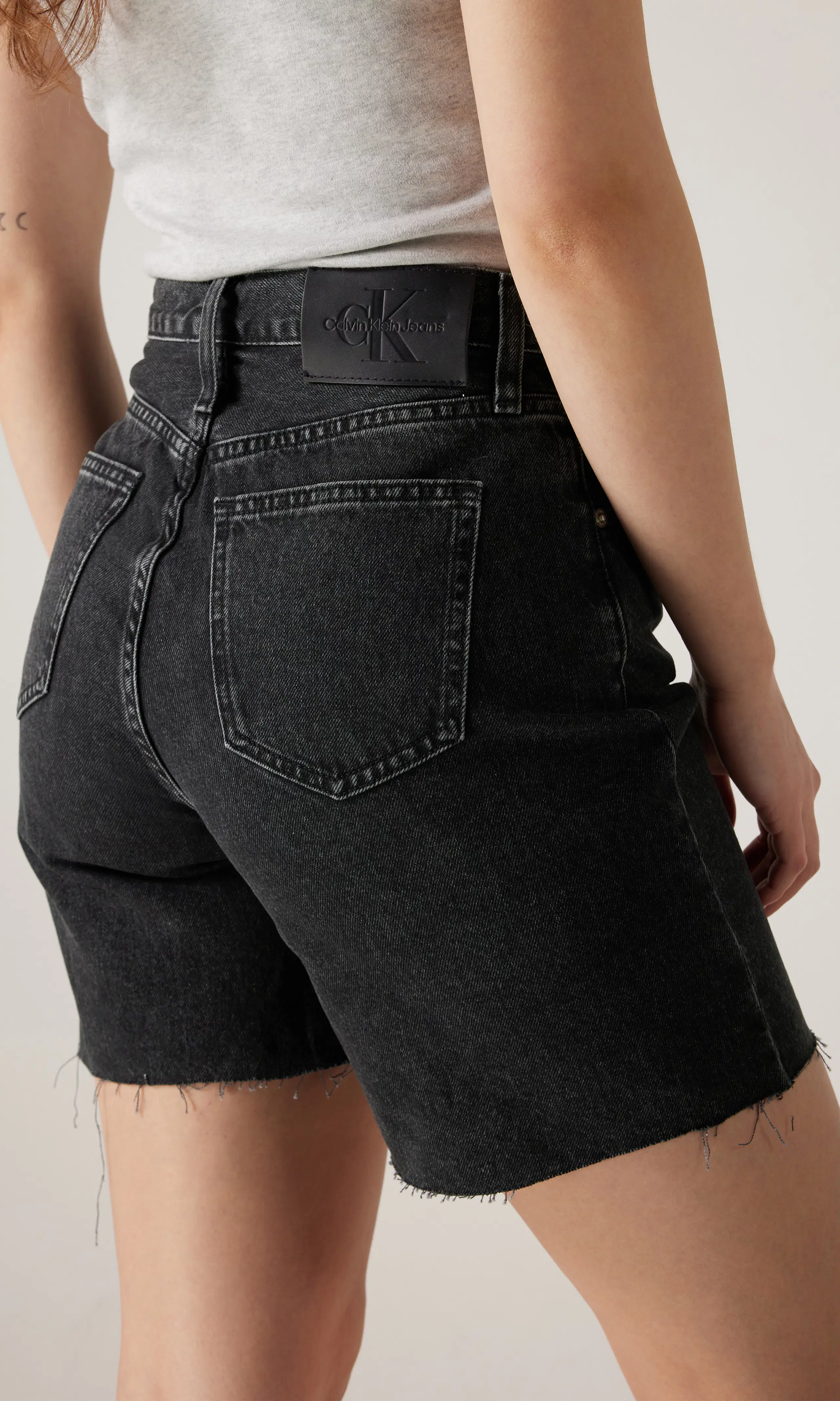 Bermuda Svarta Denim Shorts. Detail 2. Model.