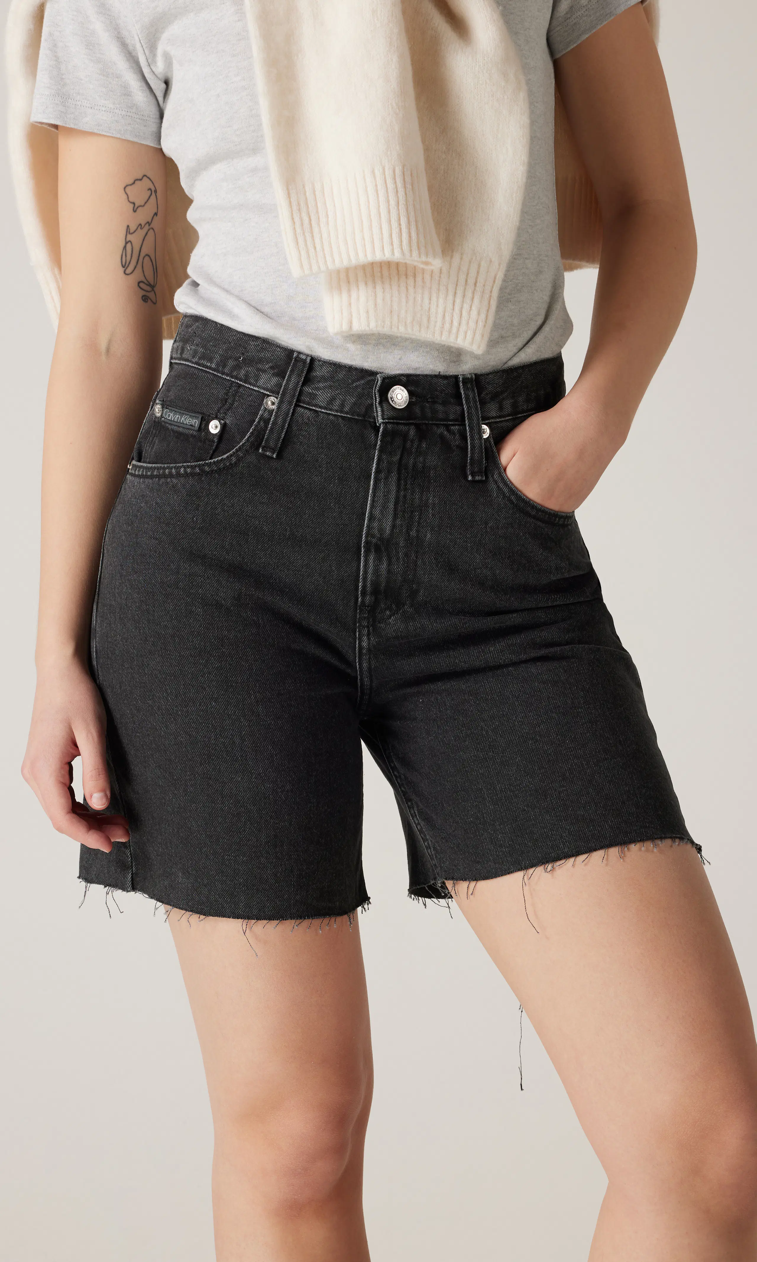Bermuda Svarta Denim Shorts. Front. Model.