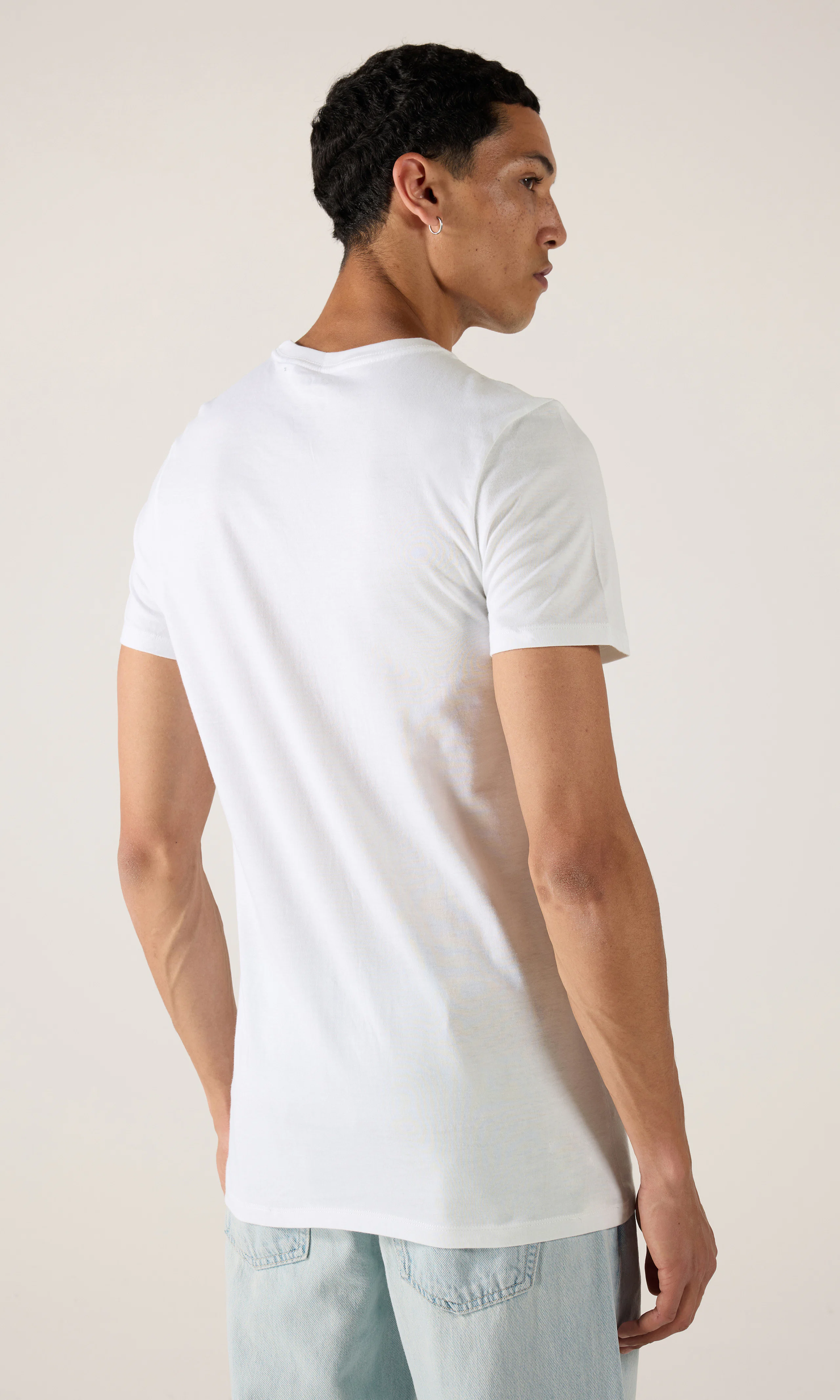 3-Pack Crewneck Vit T-Shirt. Back. Model.
