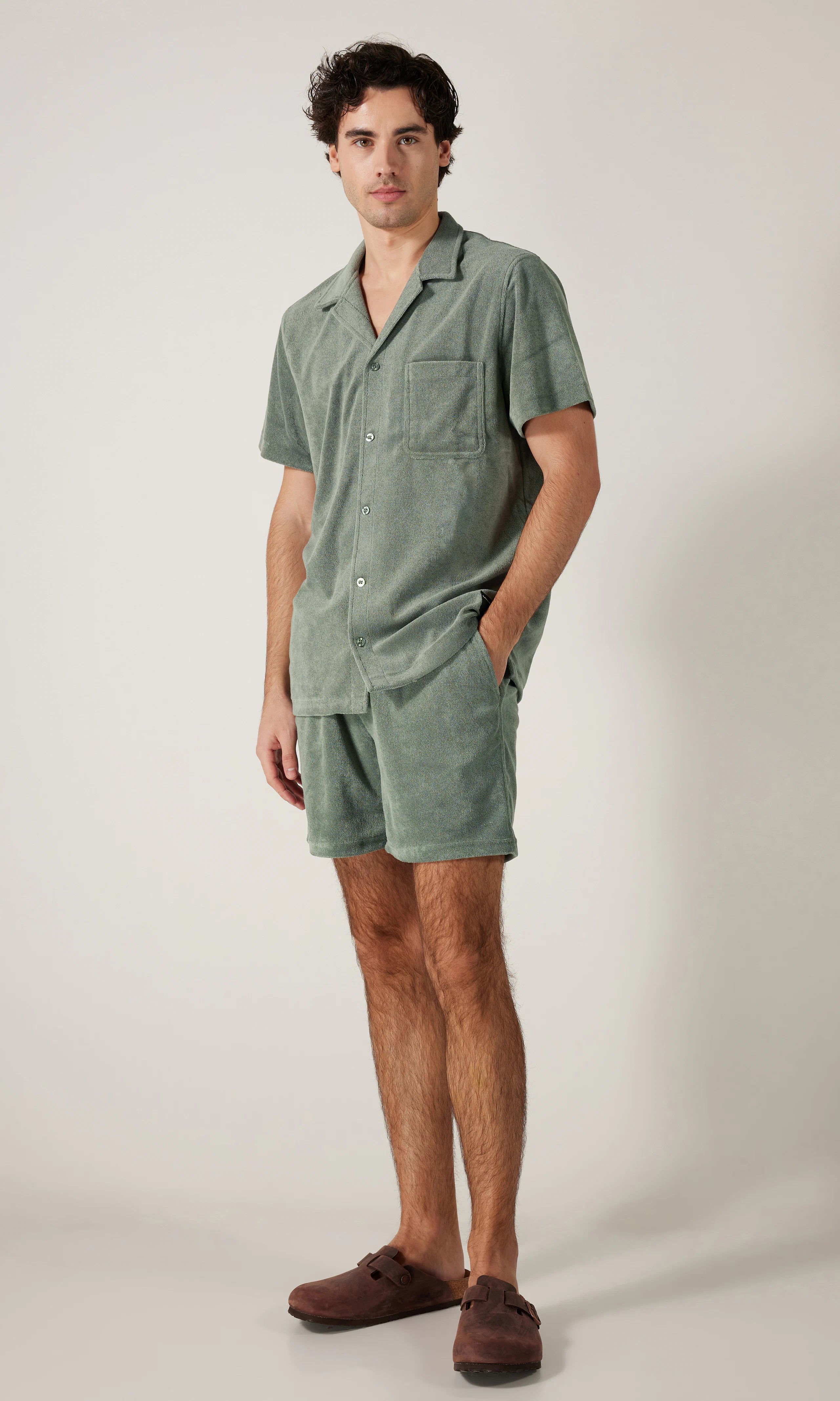 Borg Toweling Gröna Pool Shorts. Front. Model.