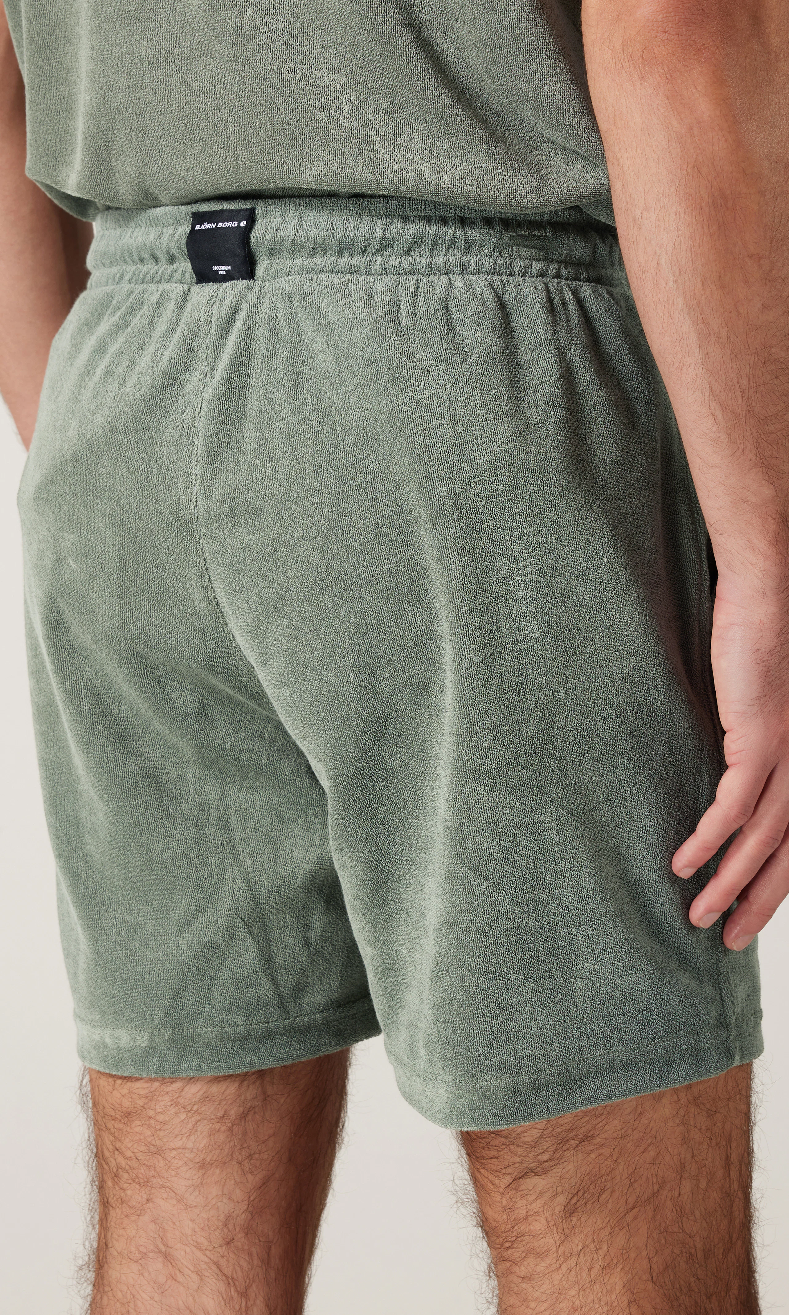 Borg Toweling Gröna Pool Shorts. Back. Model.