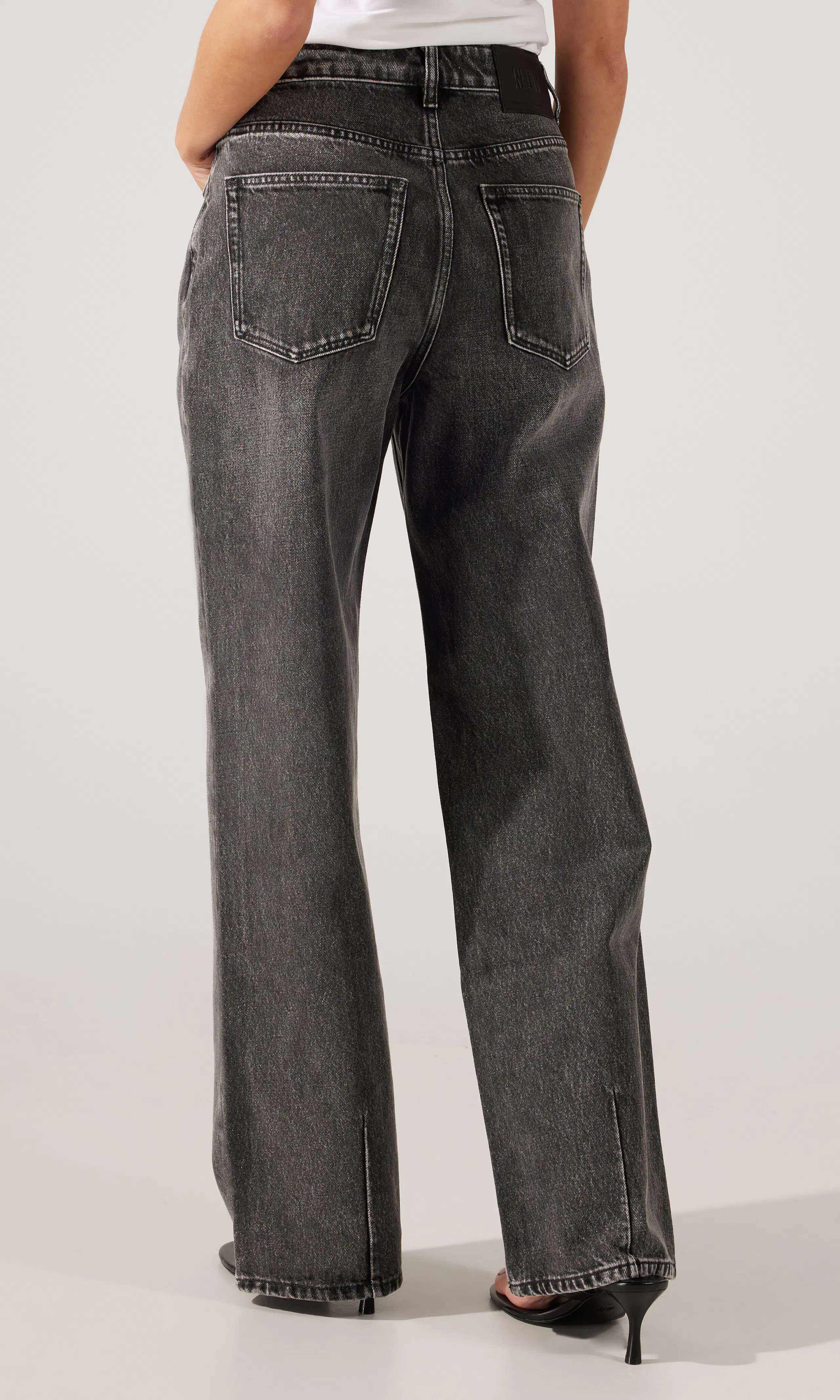 Coco Relaxed Mørk Grå Jeans. Back. Model.