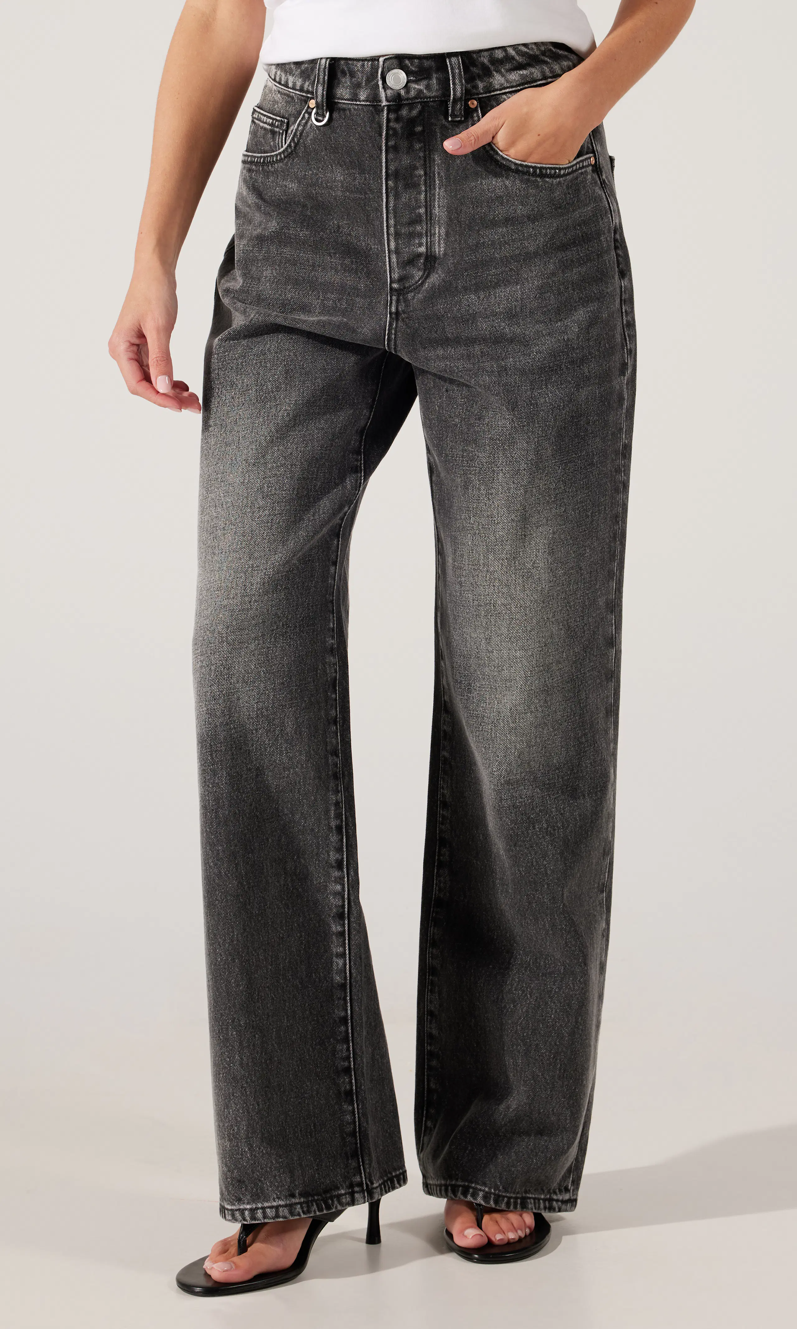 Coco Relaxed Mørk Grå Jeans. Front. Model.