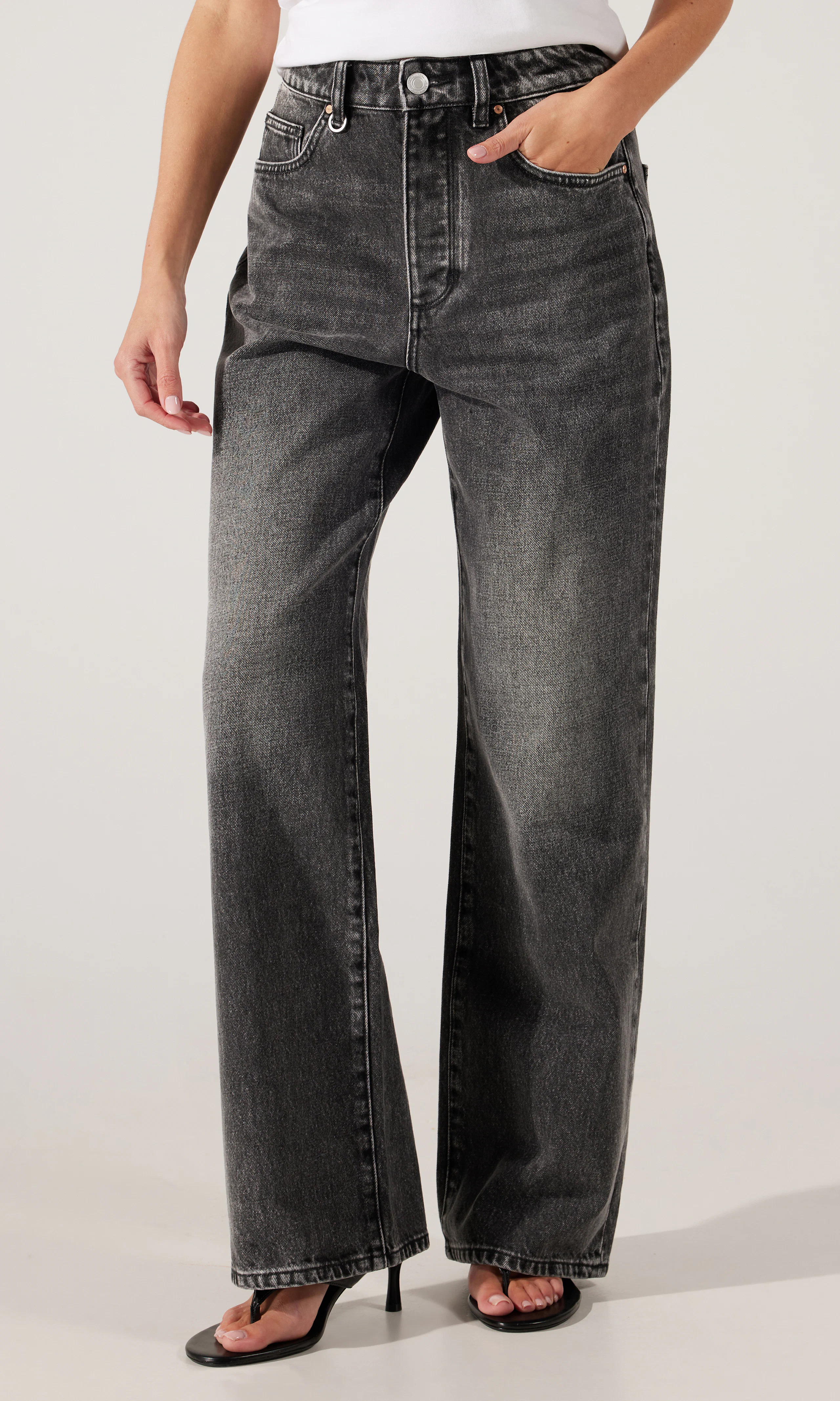 Coco Relaxed Mørk Grå Jeans. Front. Model.