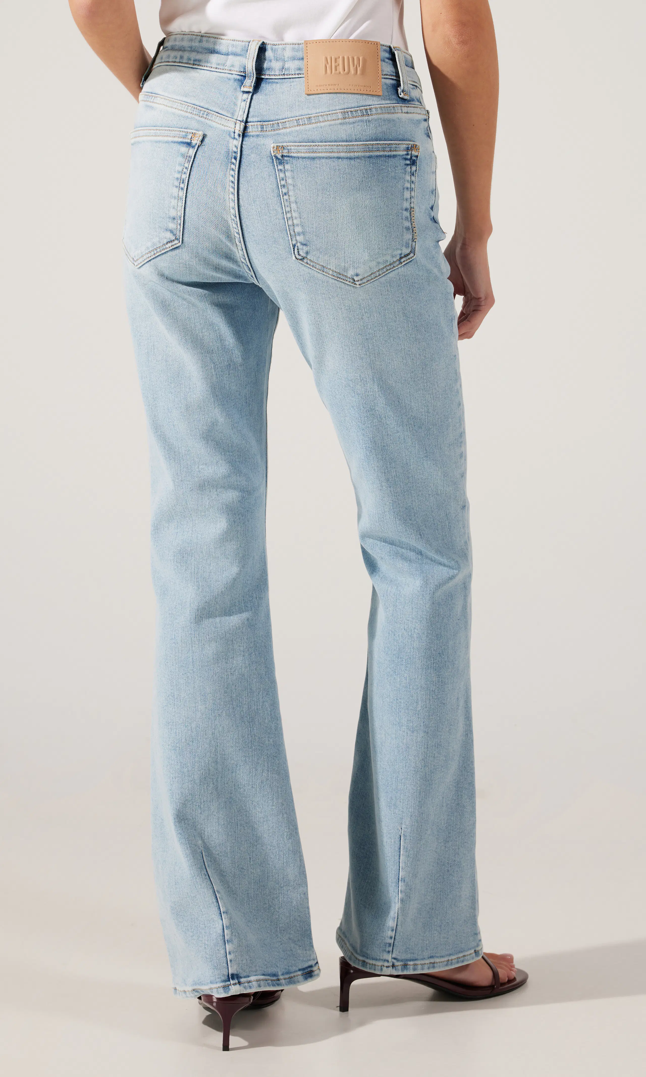 Kara Boot Lys Blå Jeans. Back. Model.