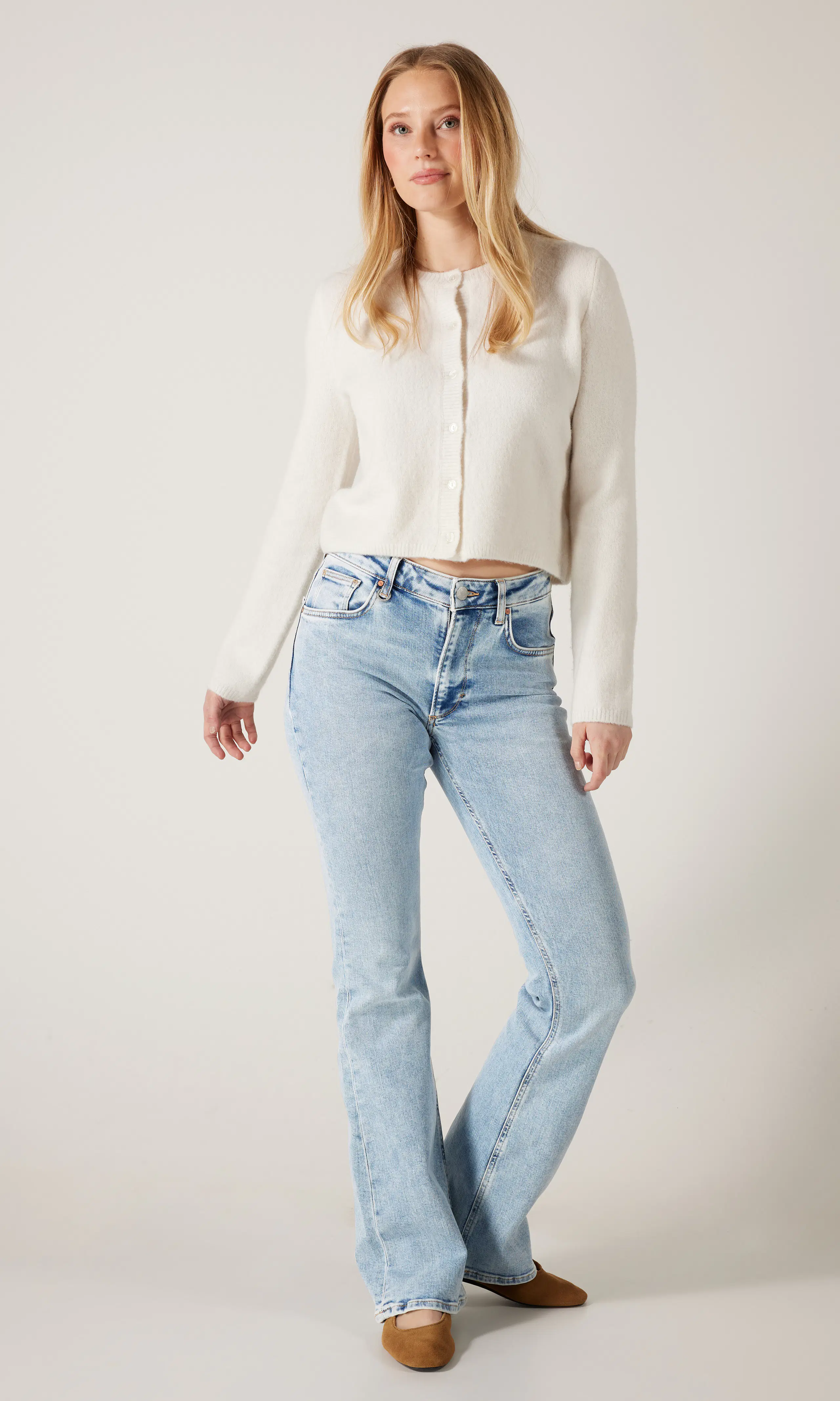 Kara Boot Lys Blå Jeans. Front 1. Model.