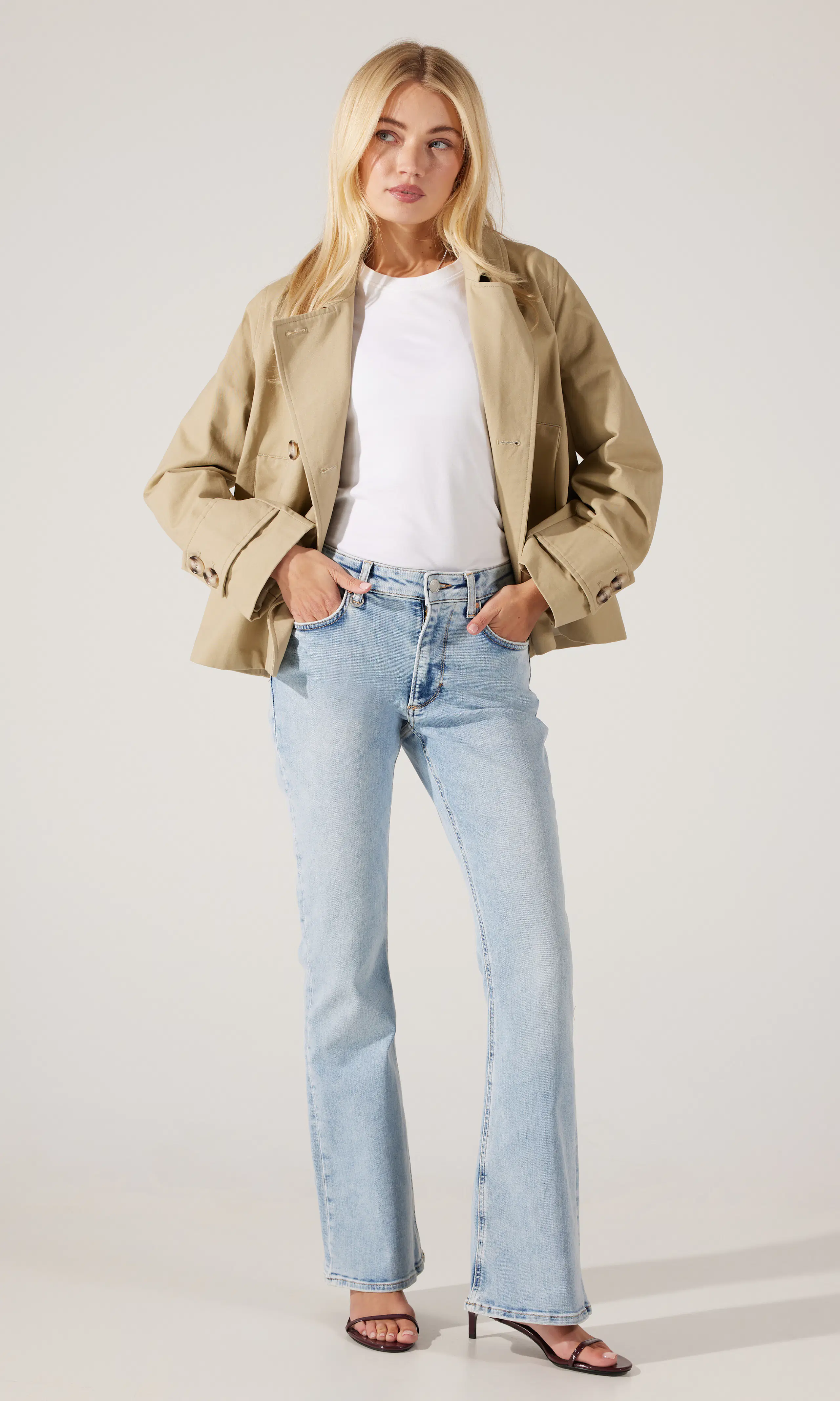 Kara Boot Lys Blå Jeans. Front 1. Model.